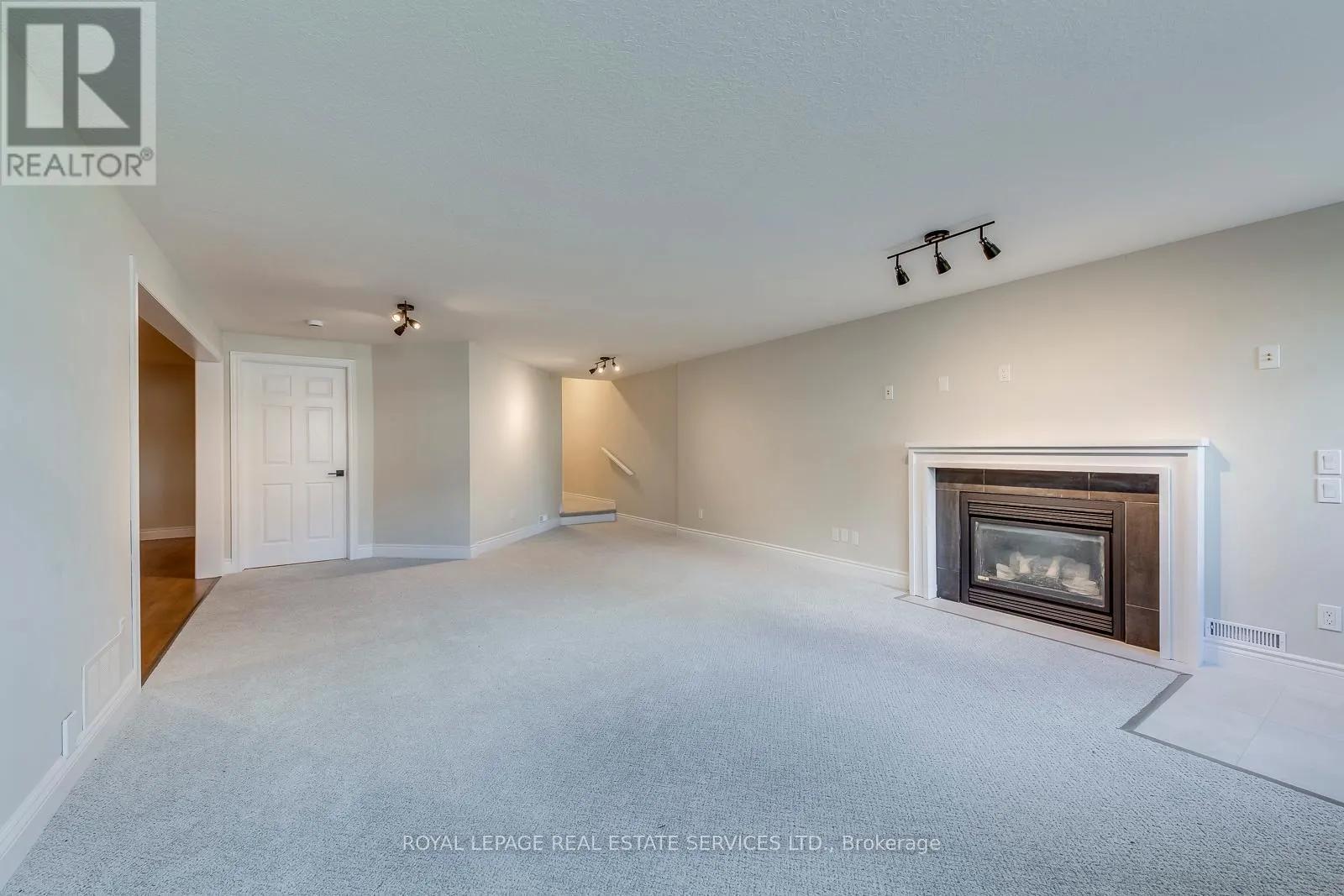 38 MORAINE WALK