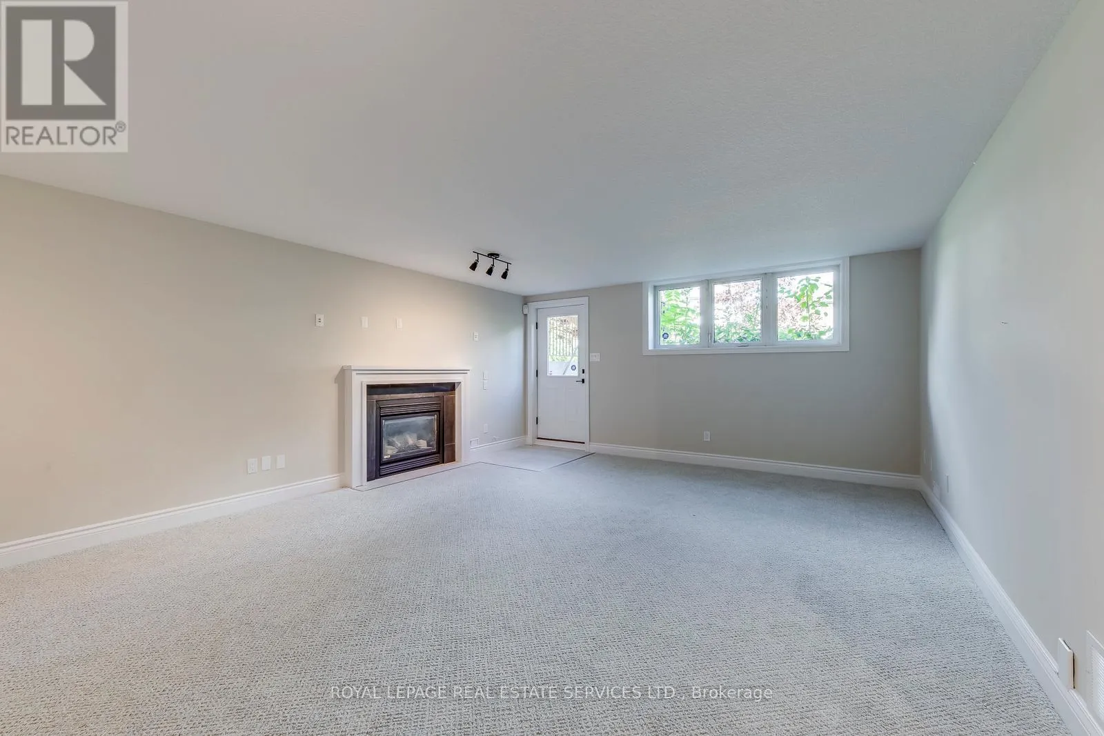 38 MORAINE WALK