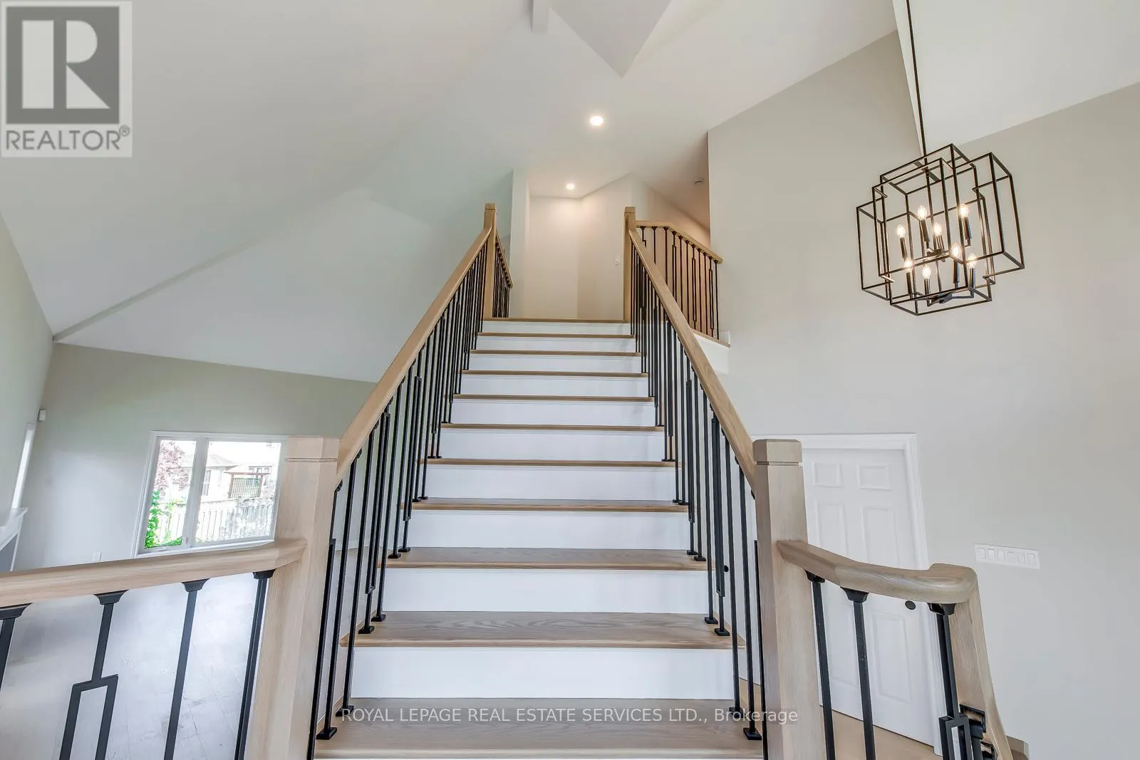 38 MORAINE WALK