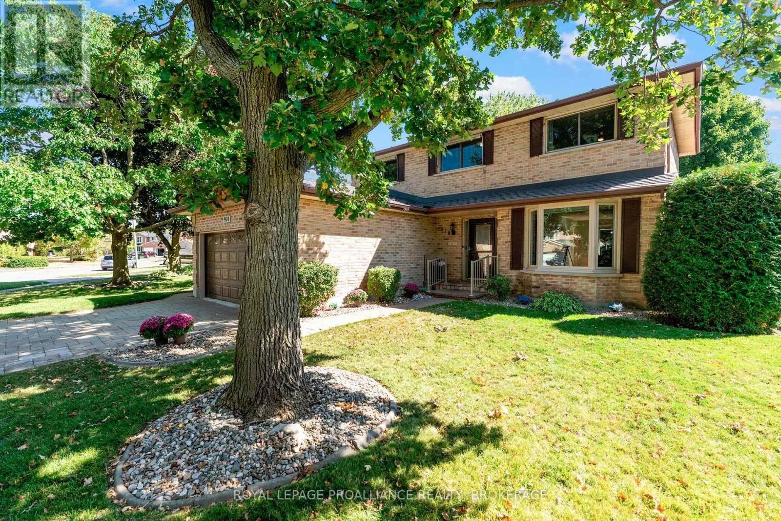 918 EDINBOROUGH CRESCENT