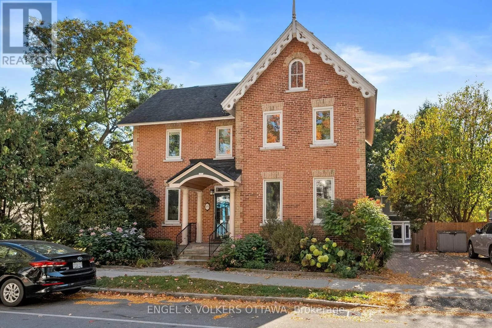 105 CRICHTON STREET