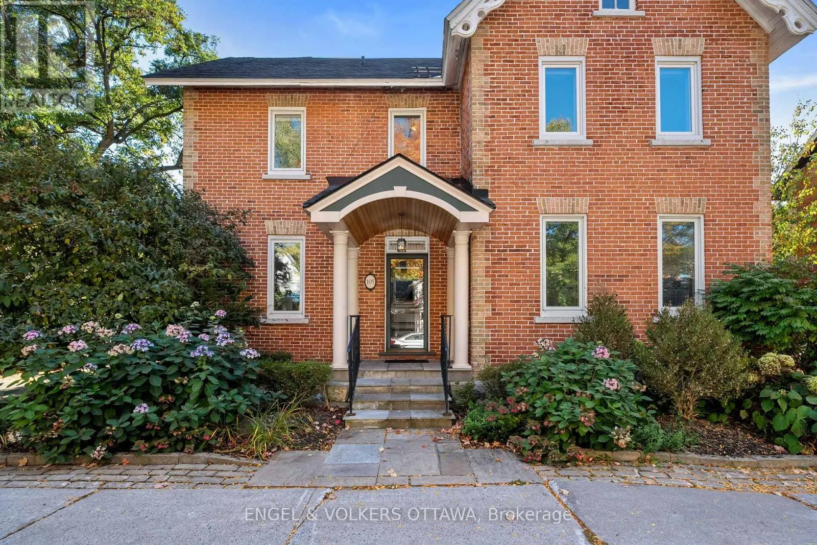 105 CRICHTON STREET