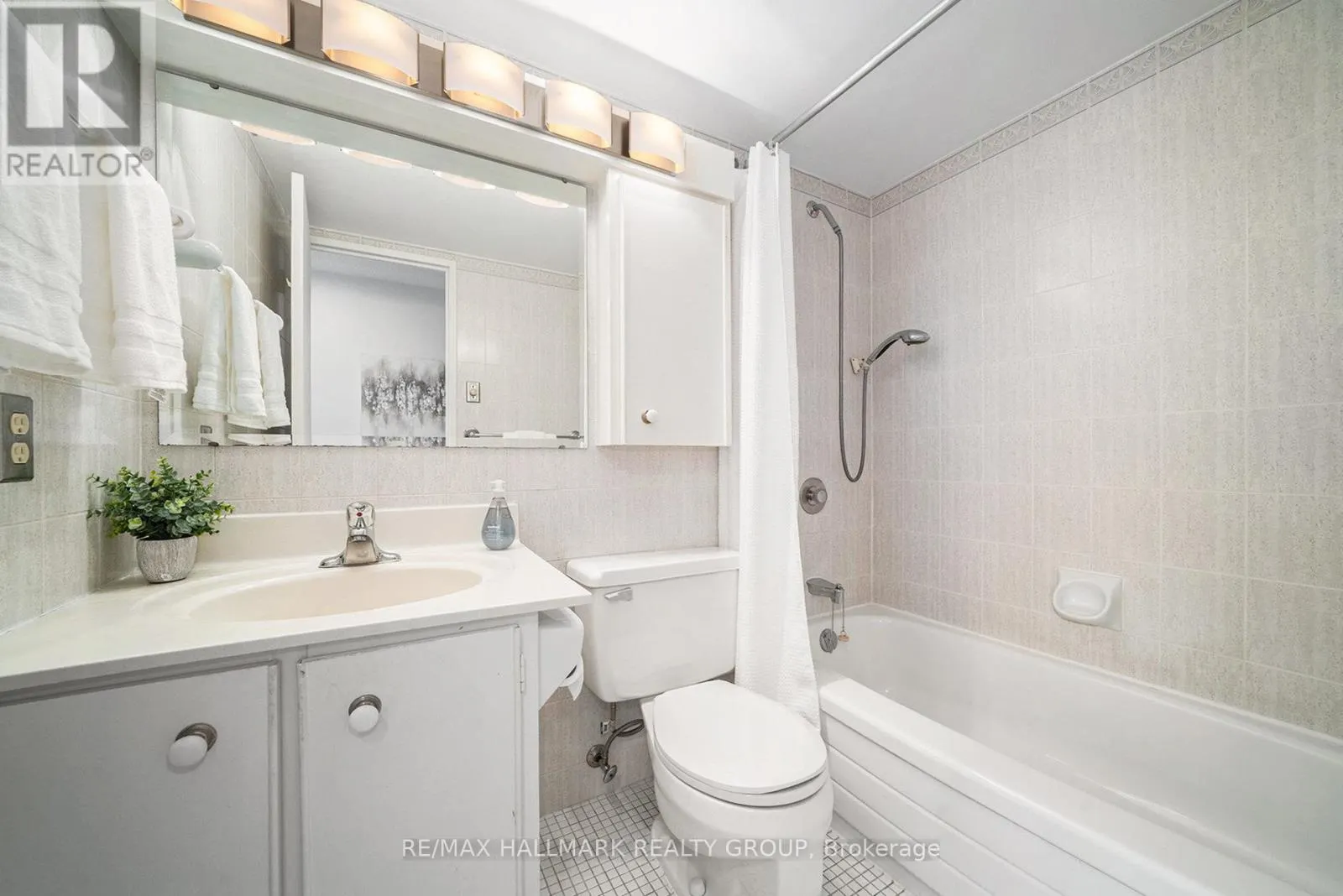 PH1 - 158C MCARTHUR AVENUE
