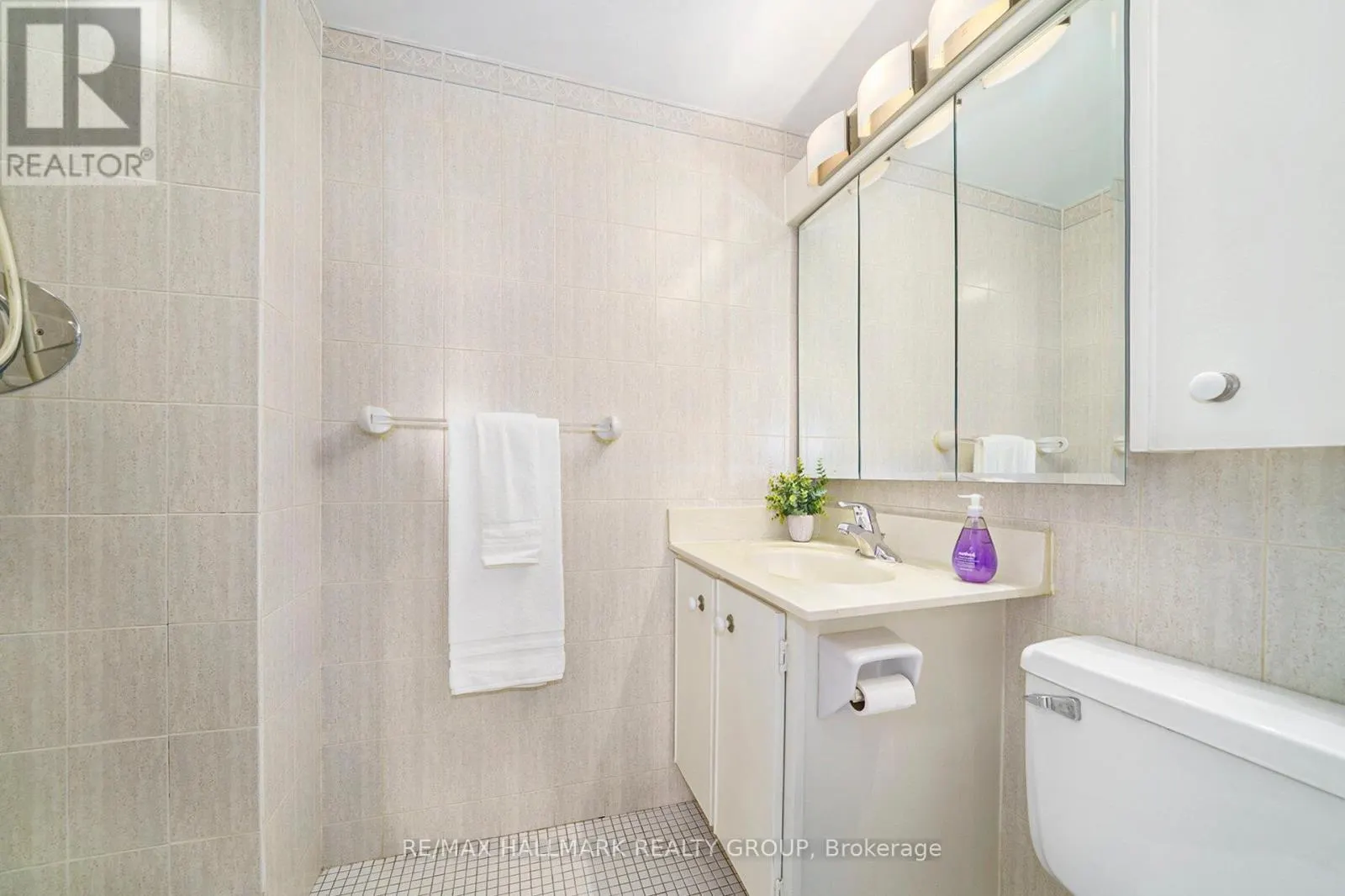 PH1 - 158C MCARTHUR AVENUE