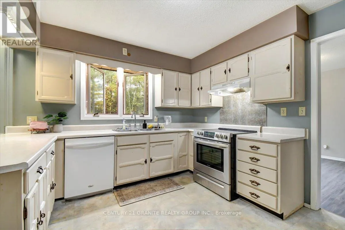 4 MAXWELL SETTLEMENT ROAD