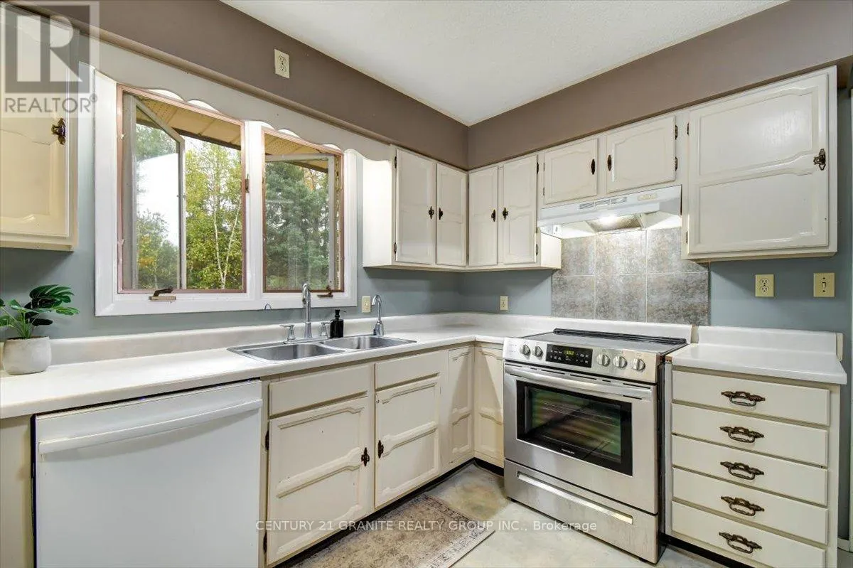 4 MAXWELL SETTLEMENT ROAD