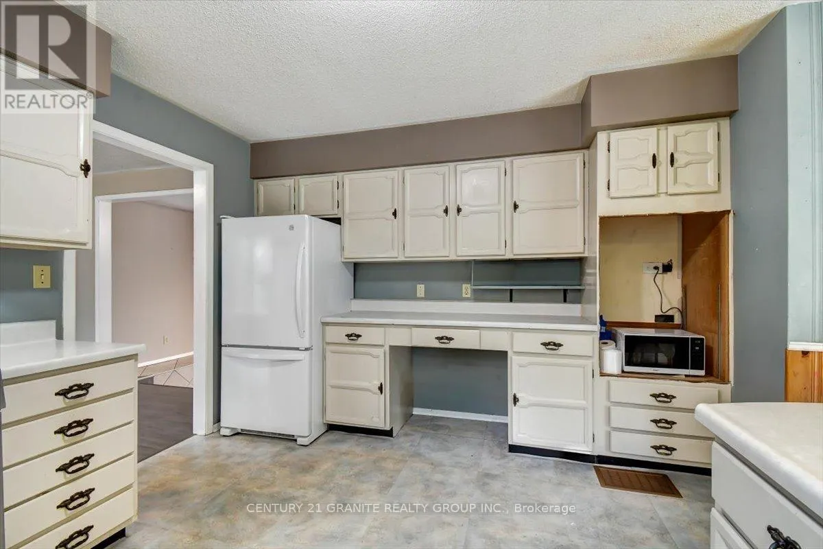 4 MAXWELL SETTLEMENT ROAD
