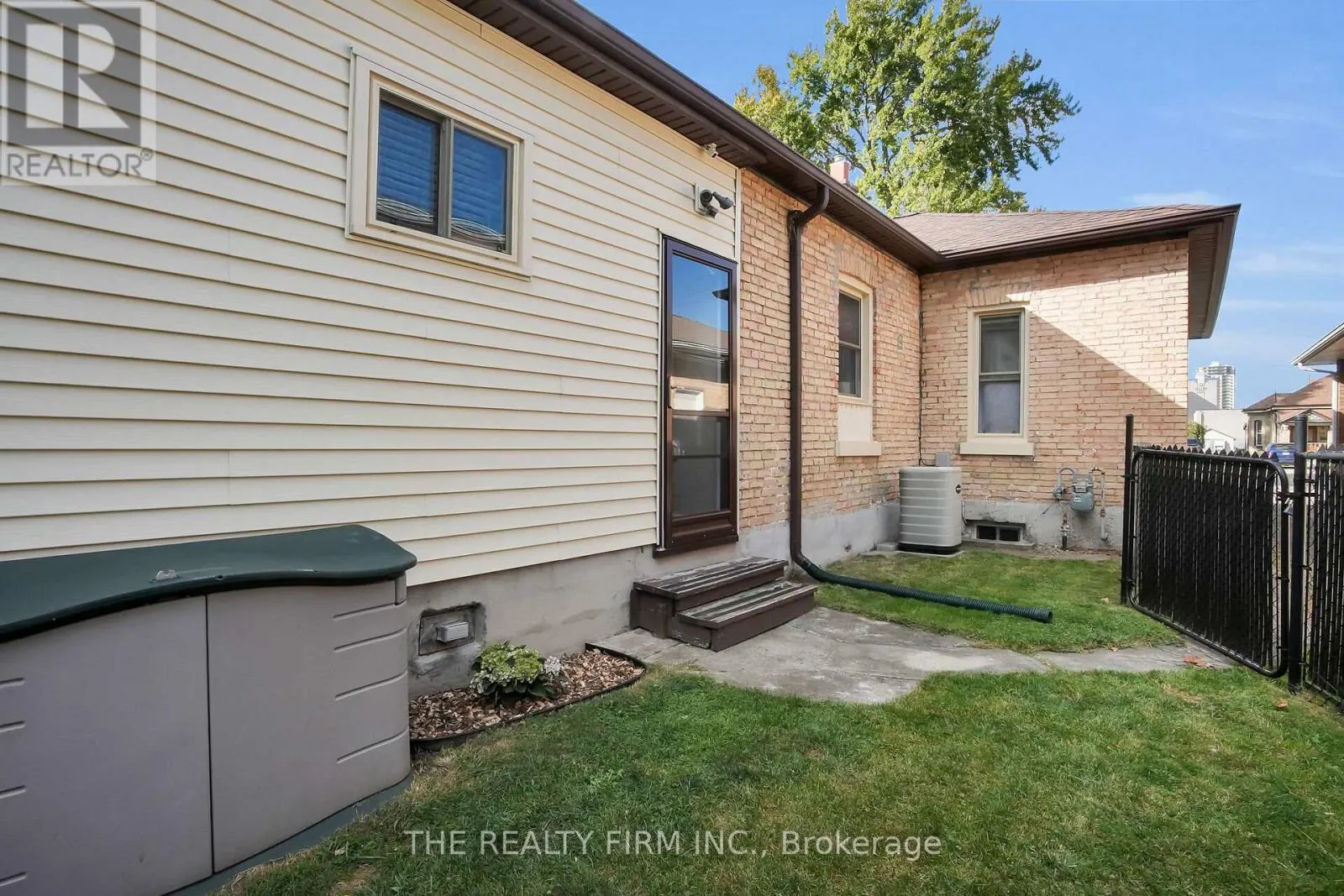 317 SIMCOE STREET