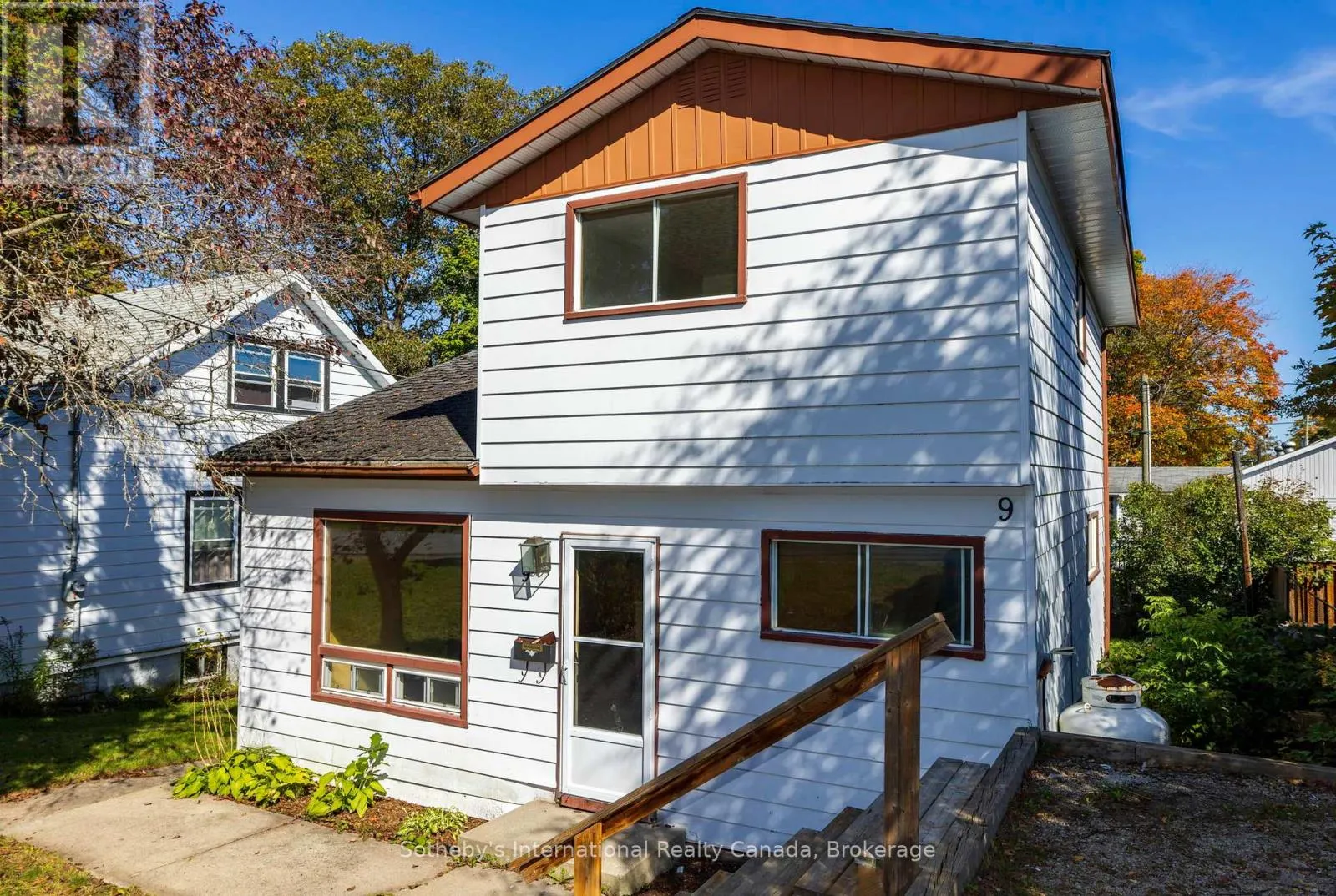 9 SUMMITT AVENUE