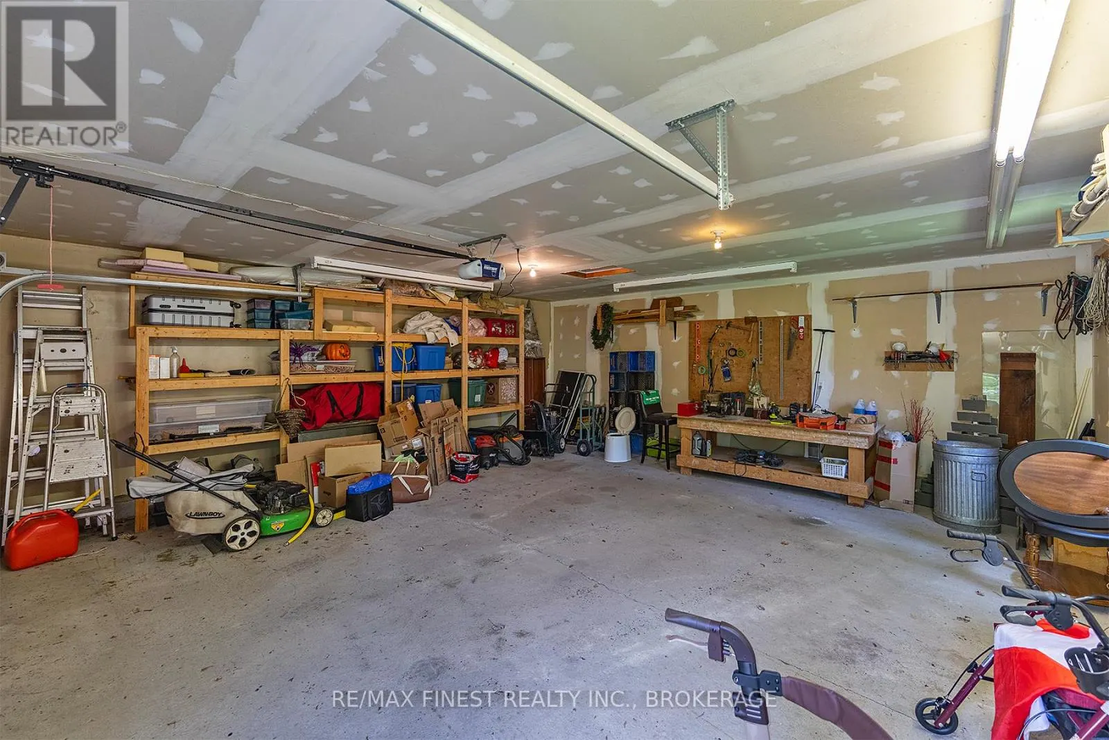 912 MOONLIGHT LANE