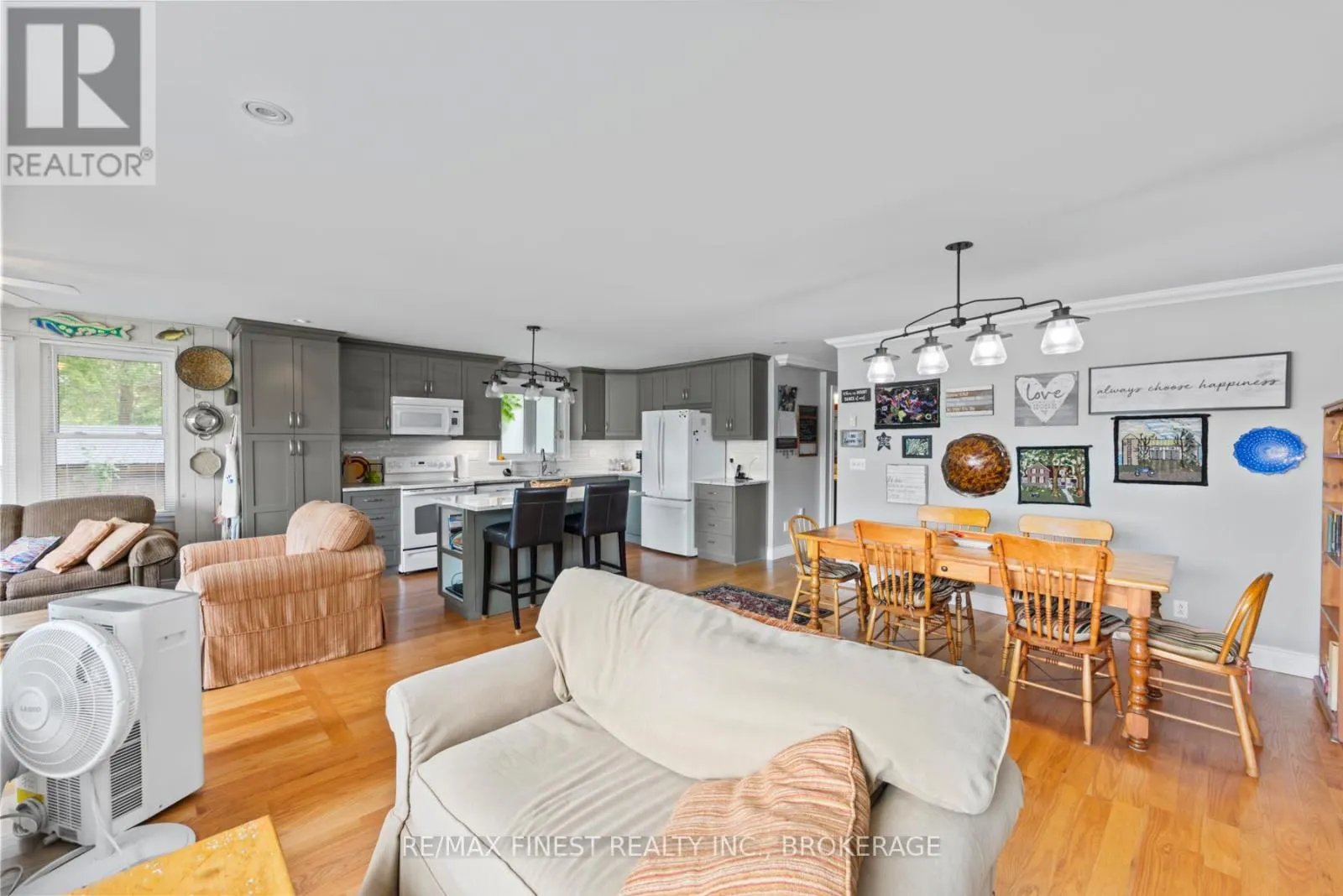 912 MOONLIGHT LANE