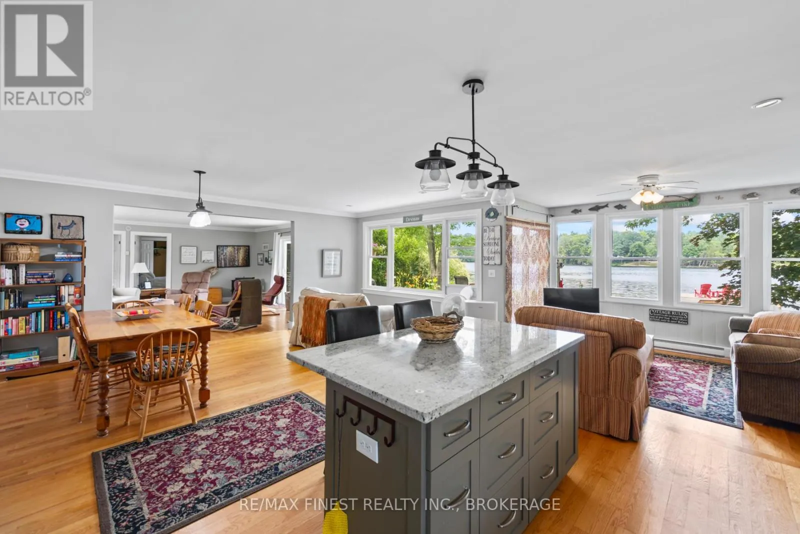 912 MOONLIGHT LANE