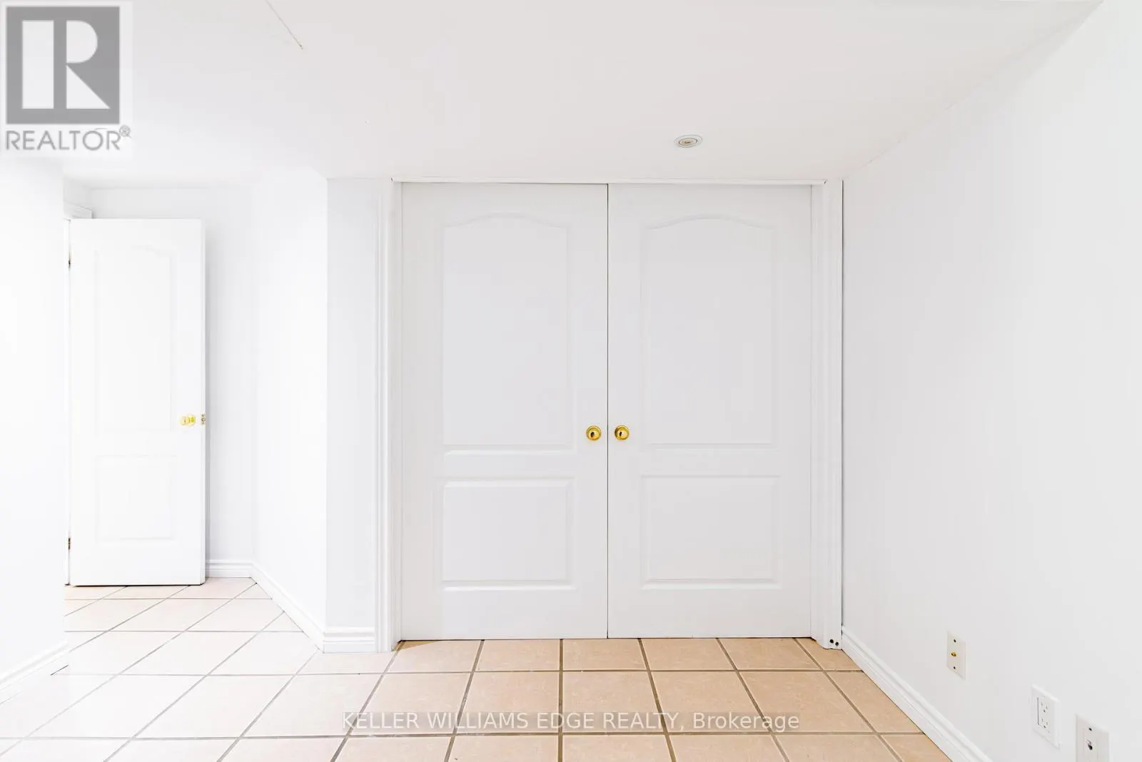 ROOM 1 - 119 SUMMERS DRIVE