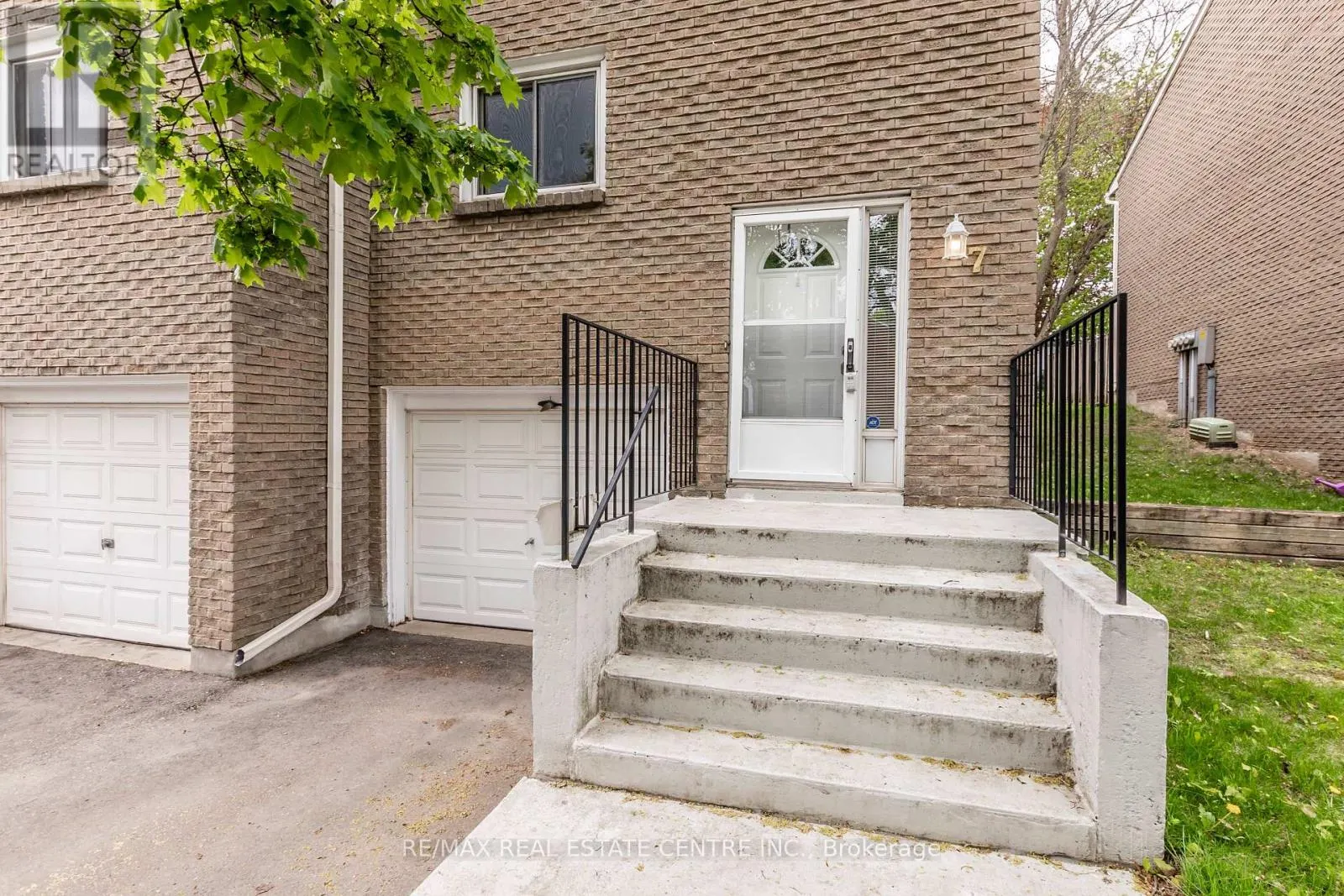 7 - 121 MORGAN AVENUE