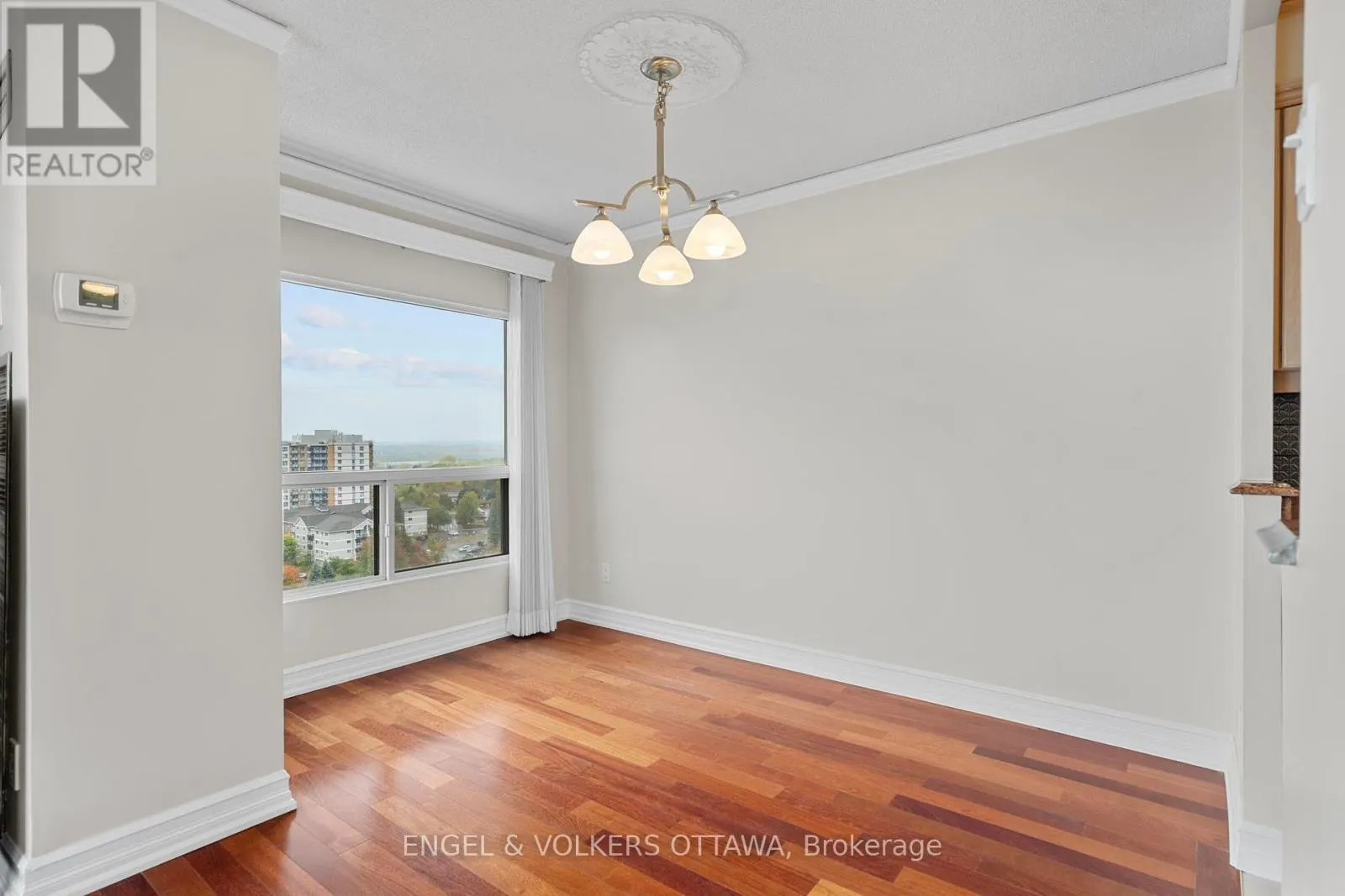 1604 - 545 ST LAURENT BOULEVARD