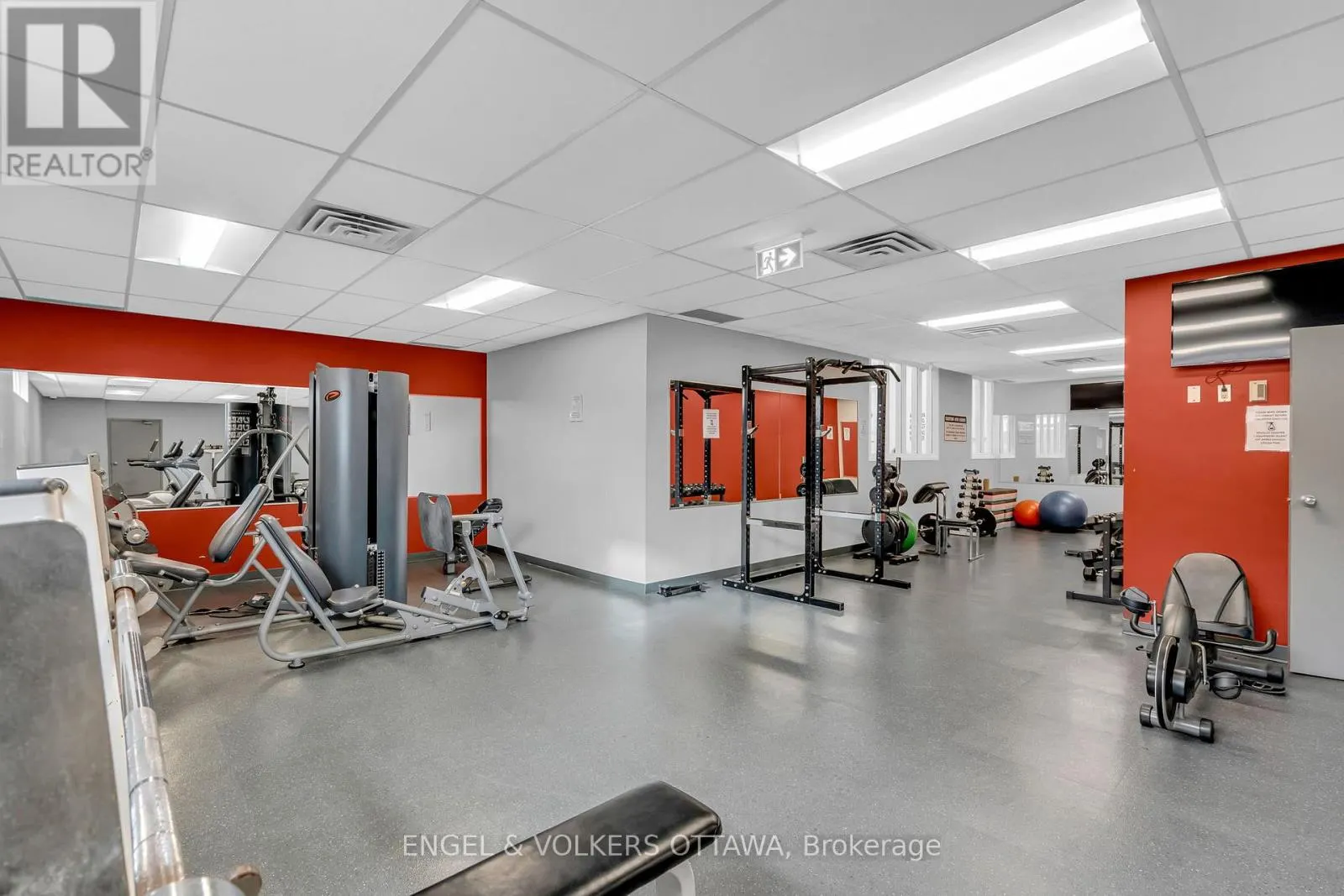 1604 - 545 ST LAURENT BOULEVARD