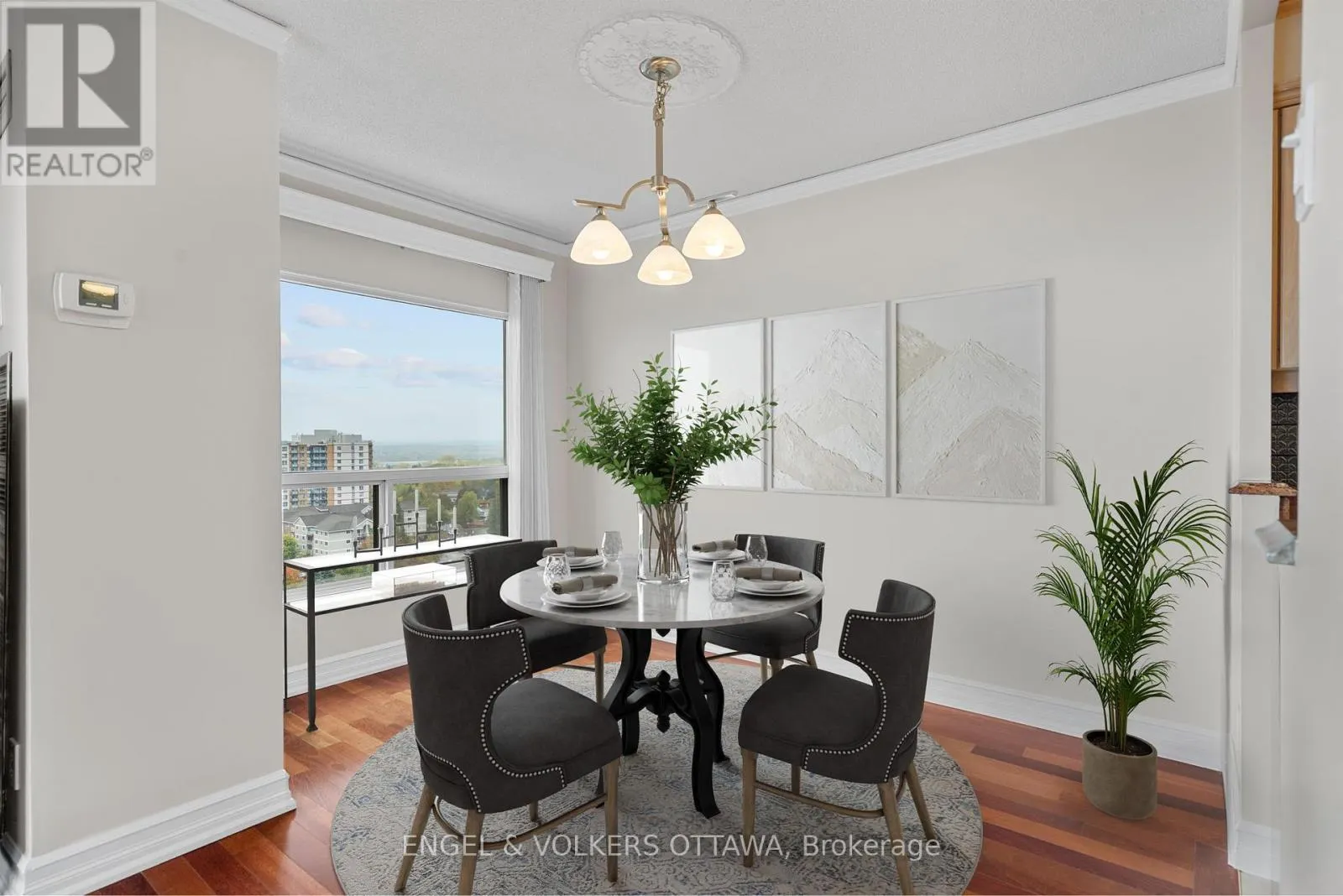 1604 - 545 ST LAURENT BOULEVARD