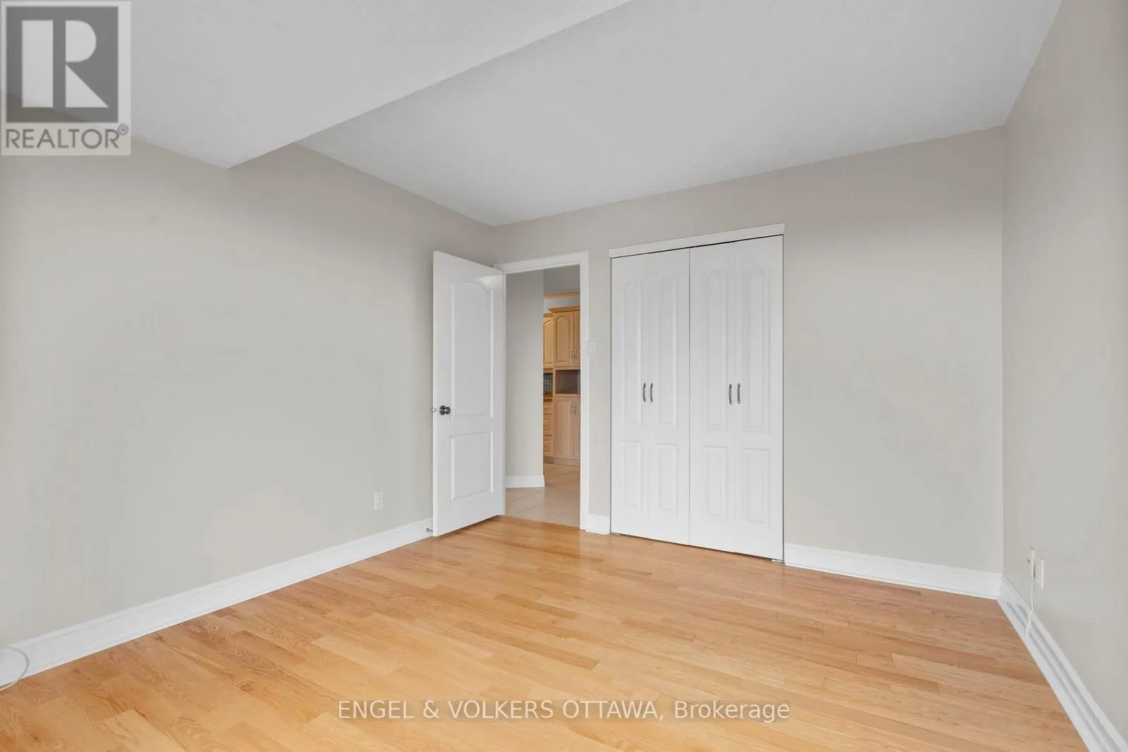 1604 - 545 ST LAURENT BOULEVARD