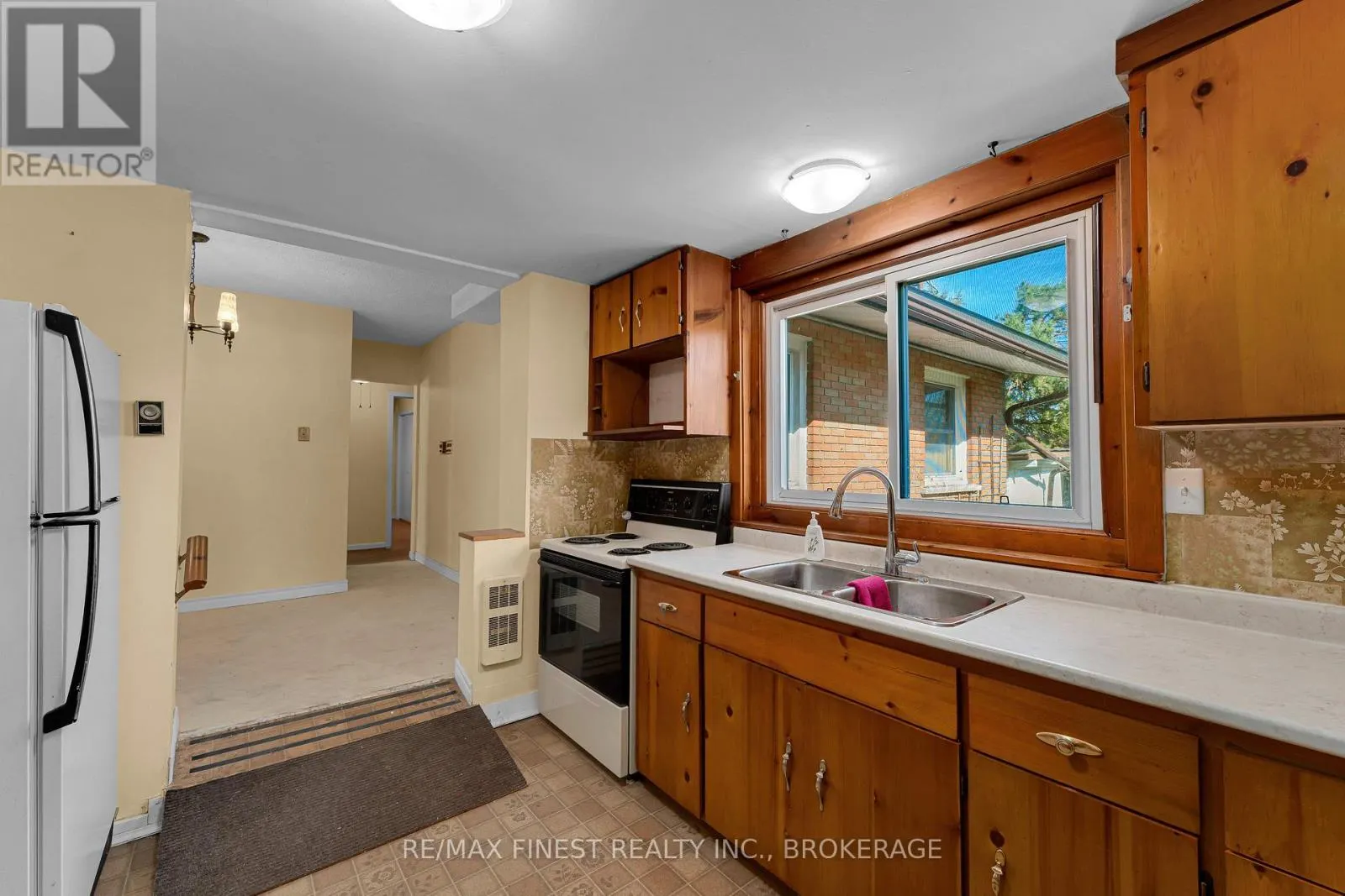 85 HOLLAND CRESCENT