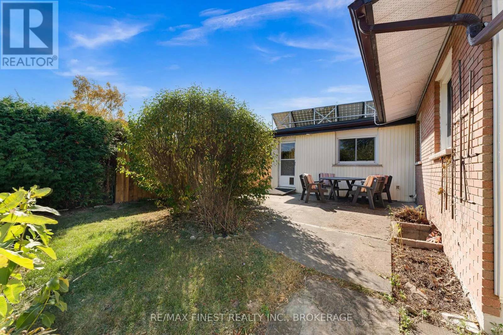85 HOLLAND CRESCENT