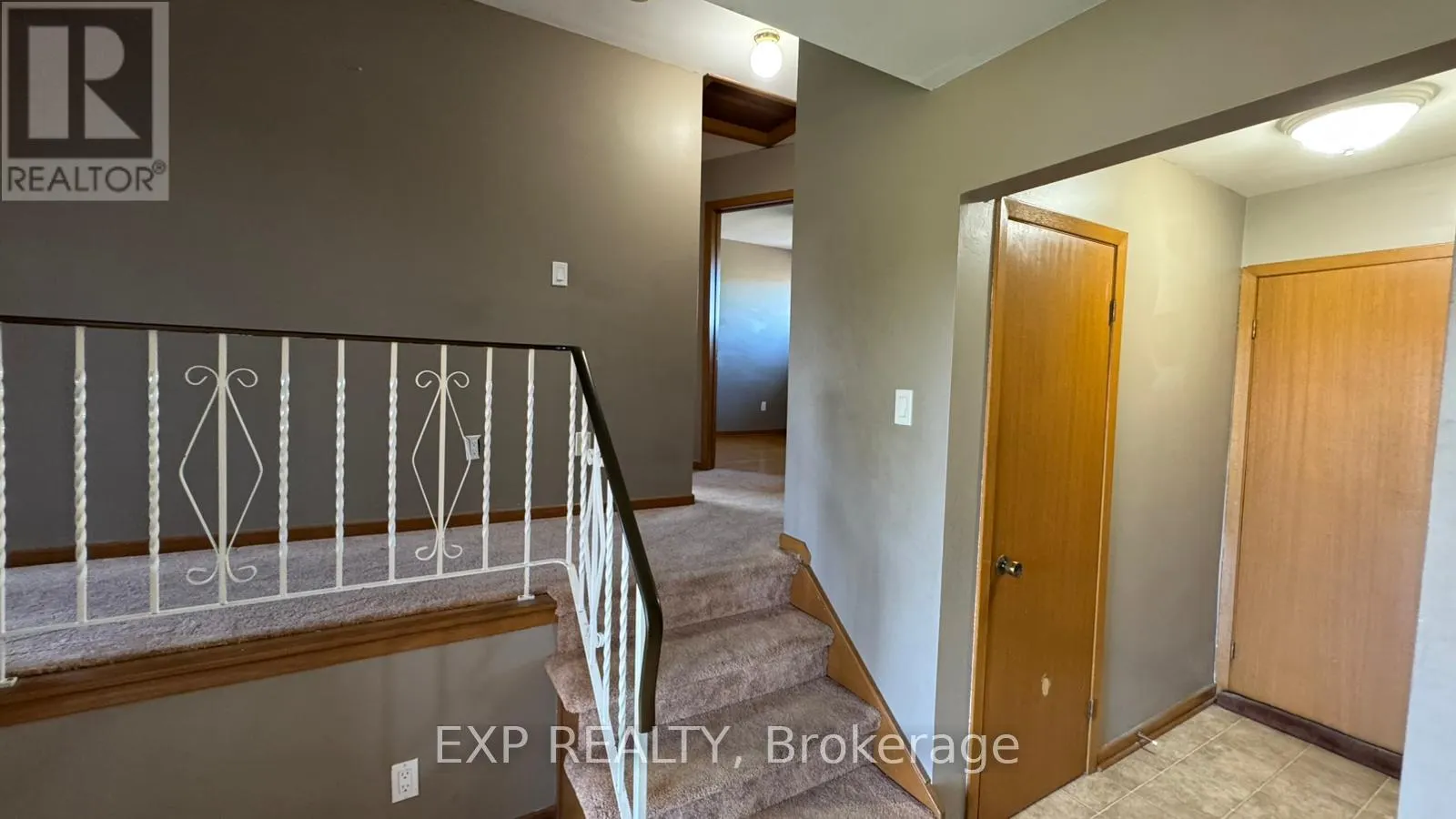 UPPER - 50 SUNNYLEA DRIVE, #Upper
