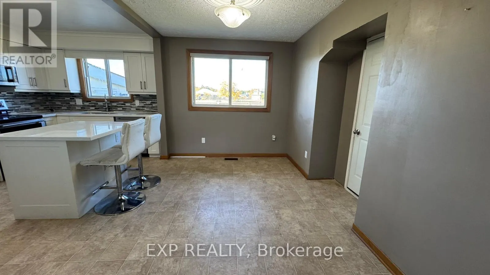 UPPER - 50 SUNNYLEA DRIVE, #Upper