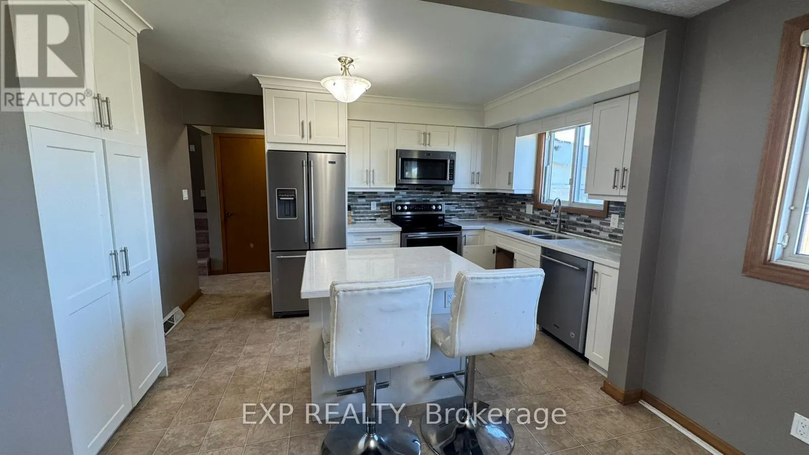 UPPER - 50 SUNNYLEA DRIVE, #Upper