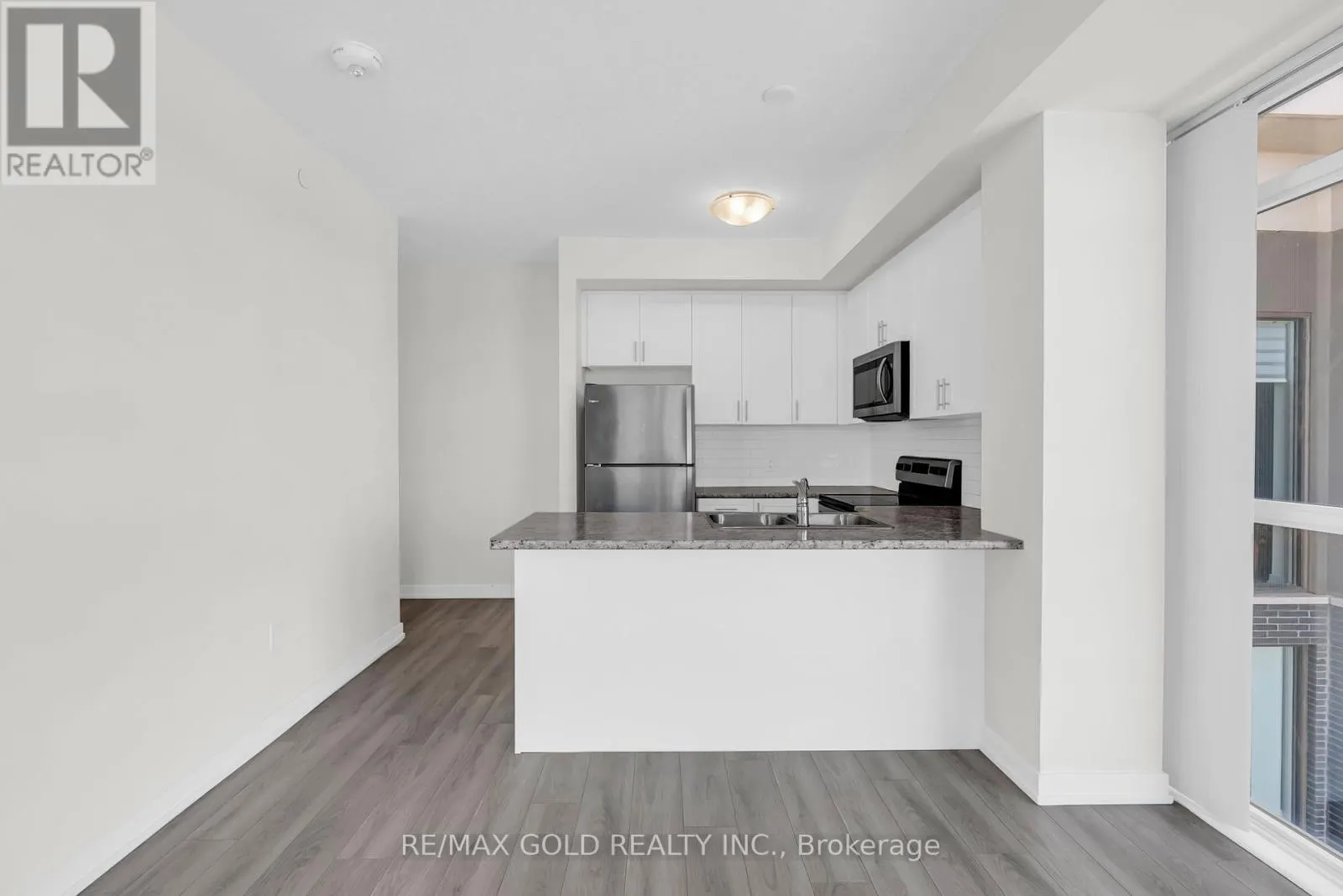 402 - 460 DUNDAS STREET E