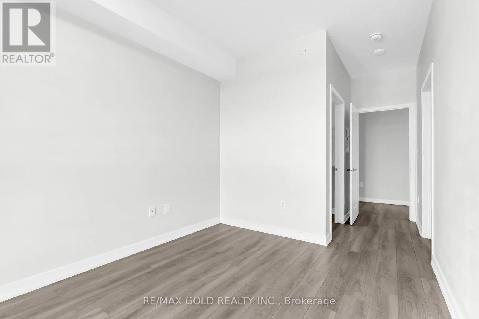 402 - 460 DUNDAS STREET E
