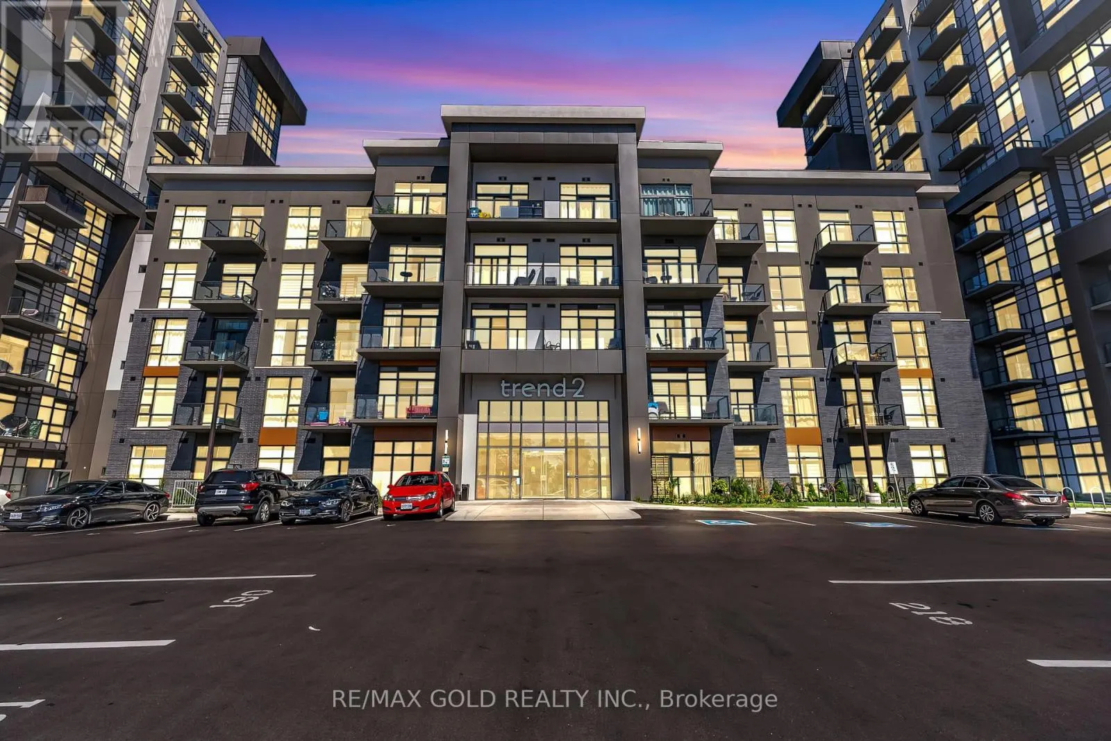 402 - 460 DUNDAS STREET E