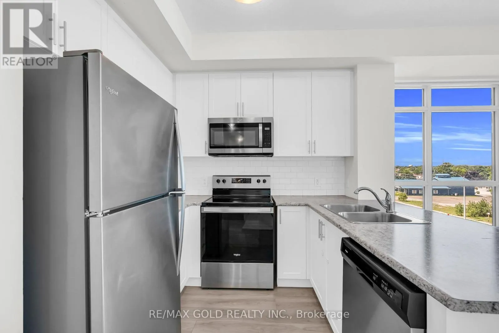 402 - 460 DUNDAS STREET E