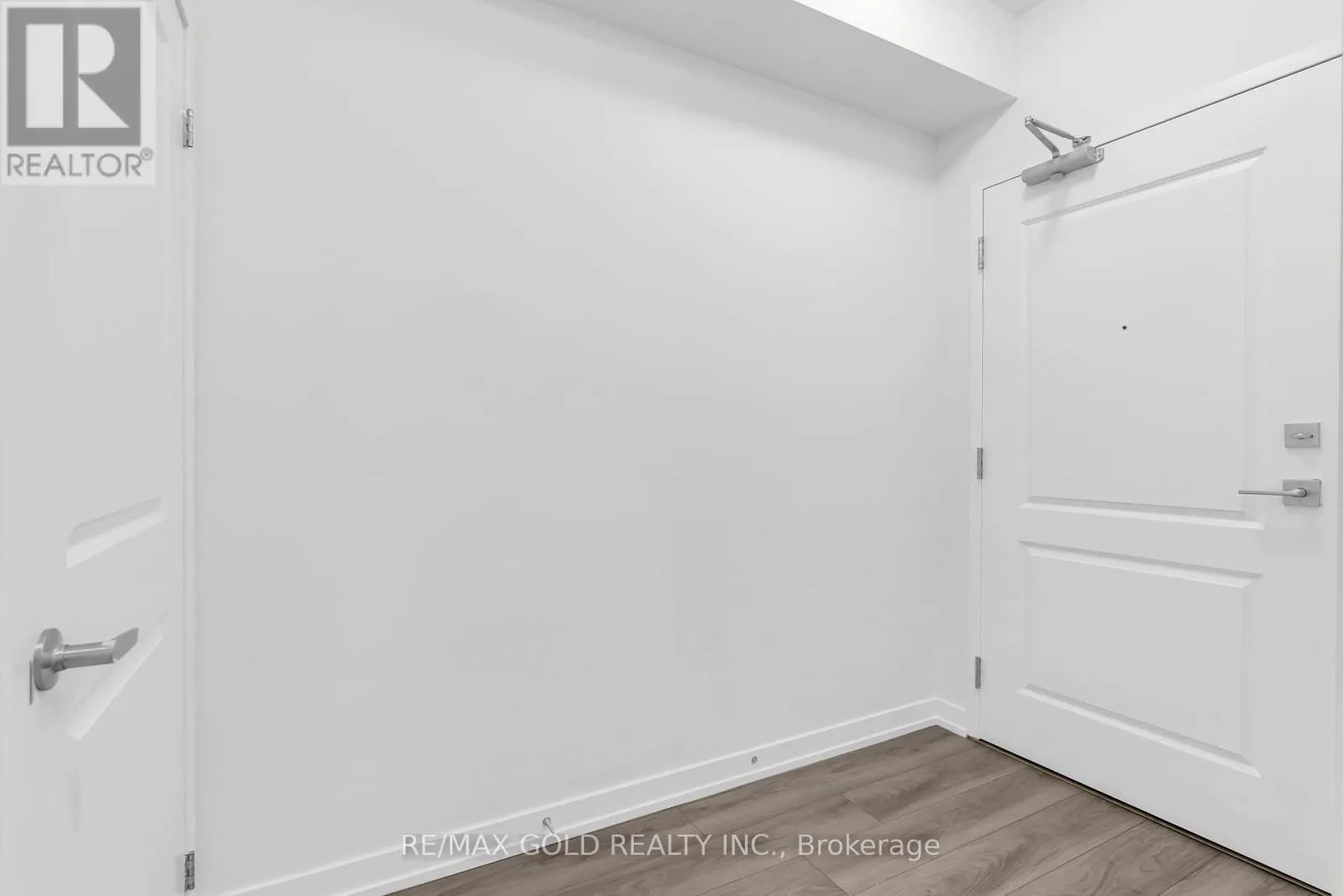 402 - 460 DUNDAS STREET E