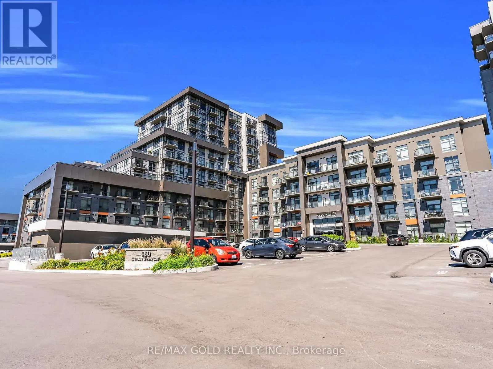 402 - 460 DUNDAS STREET E