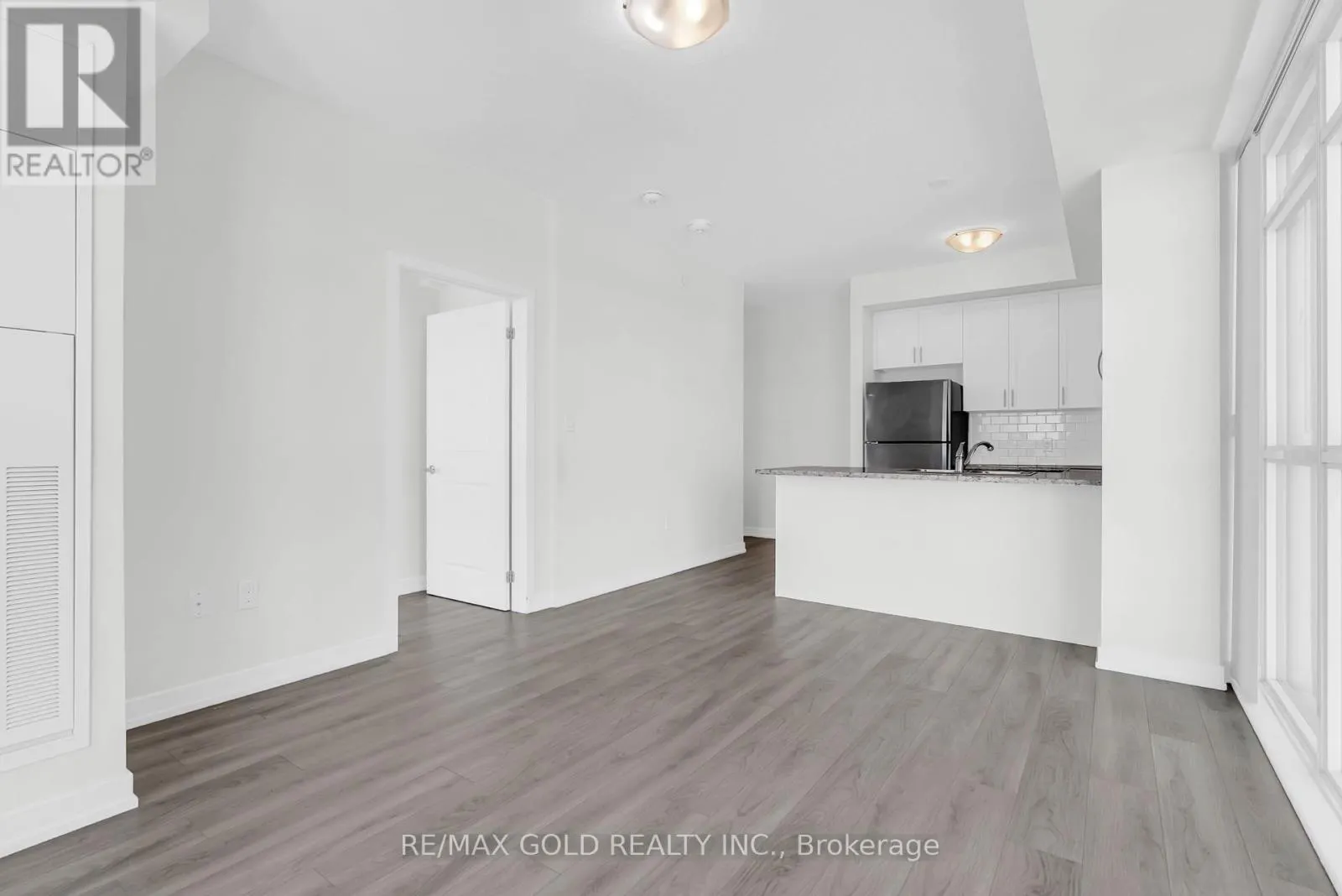 402 - 460 DUNDAS STREET E