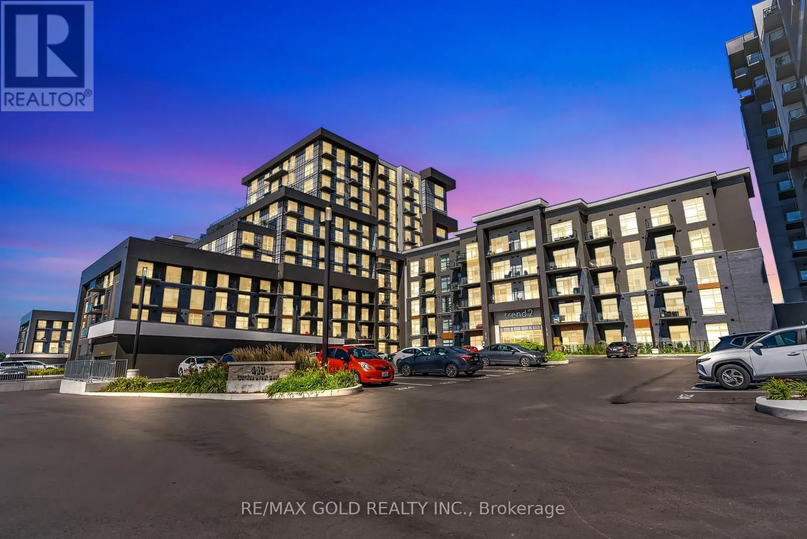 402 - 460 DUNDAS STREET E