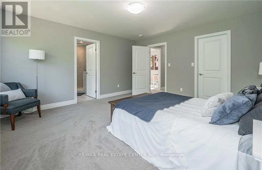 UPPER - 152 DALLAN DRIVE