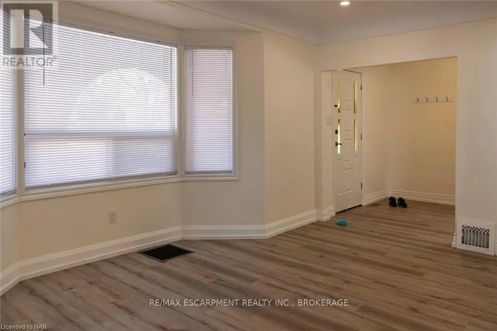 UPPER - 359 QUEENSDALE AVENUE E, #Upper