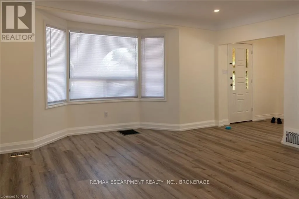 UPPER - 359 QUEENSDALE AVENUE E, #Upper