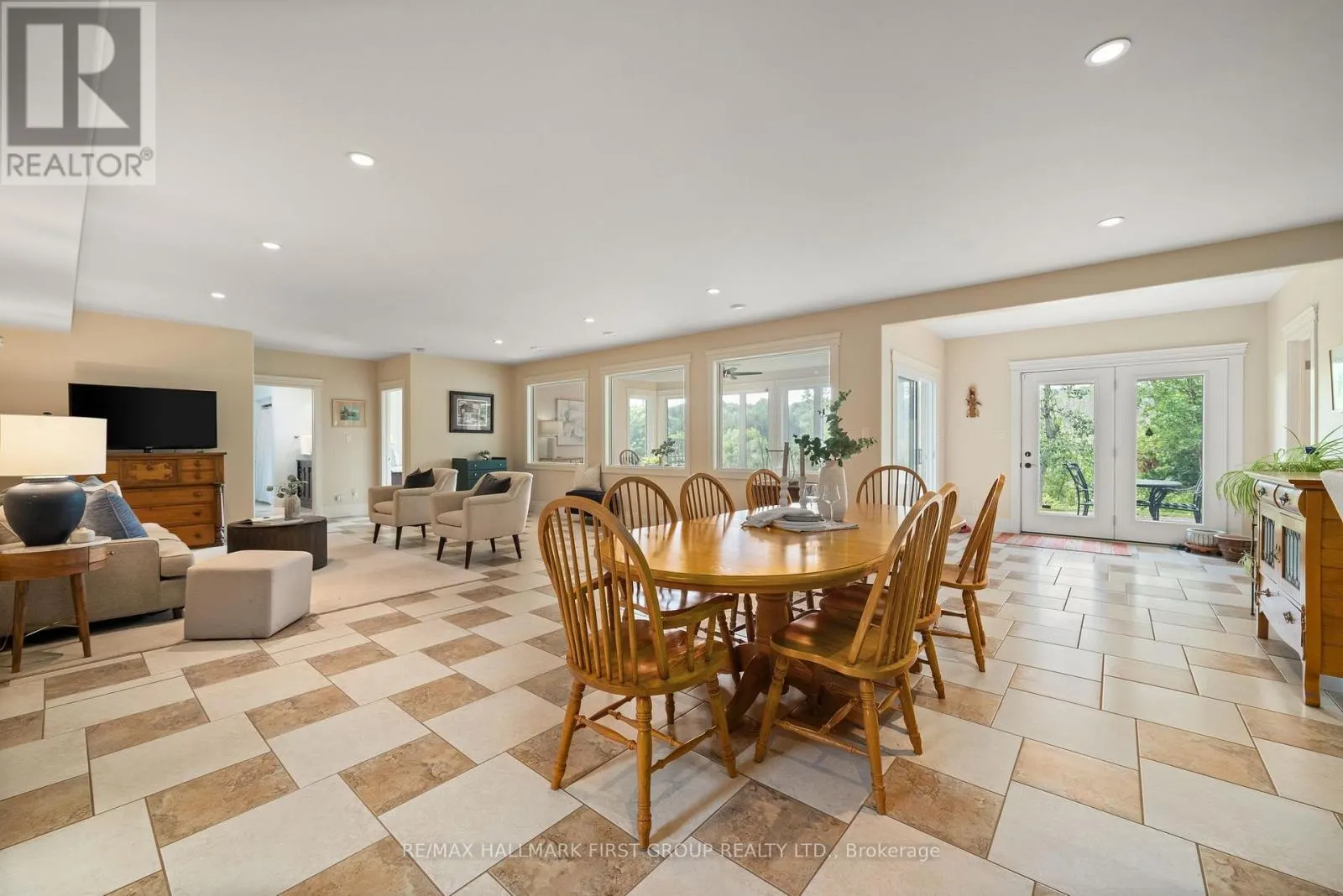 22 ROSSLYN DRIVE