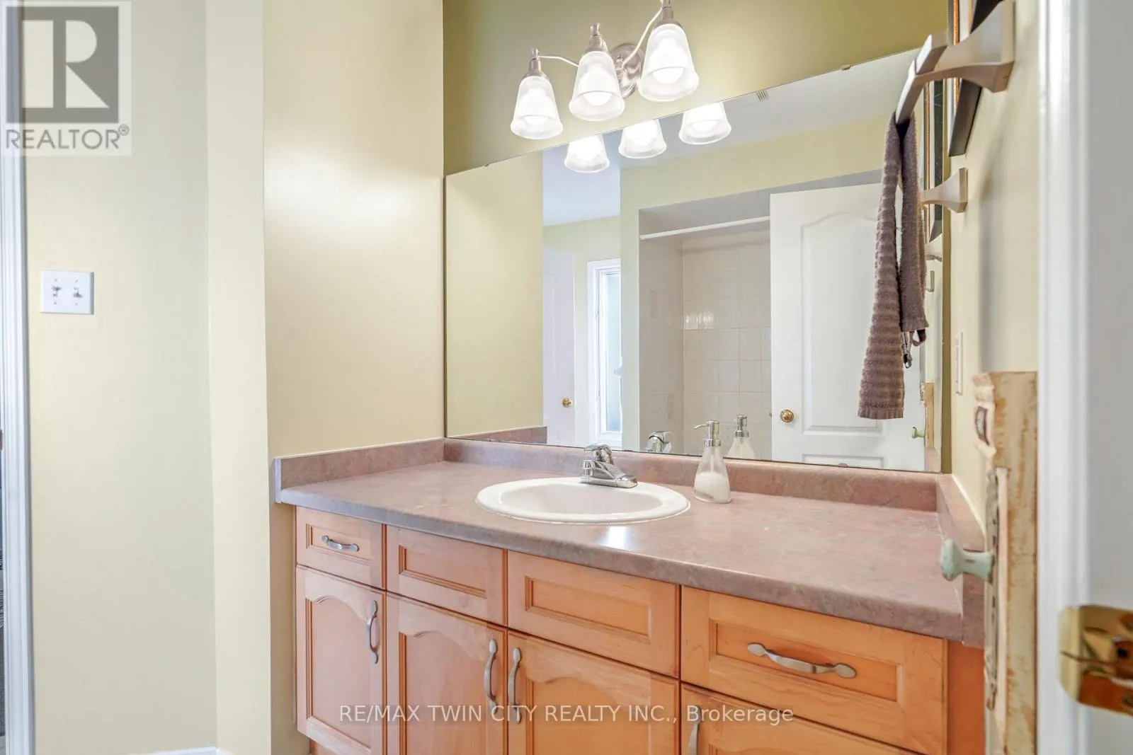 5 ANASTASIA CRESCENT