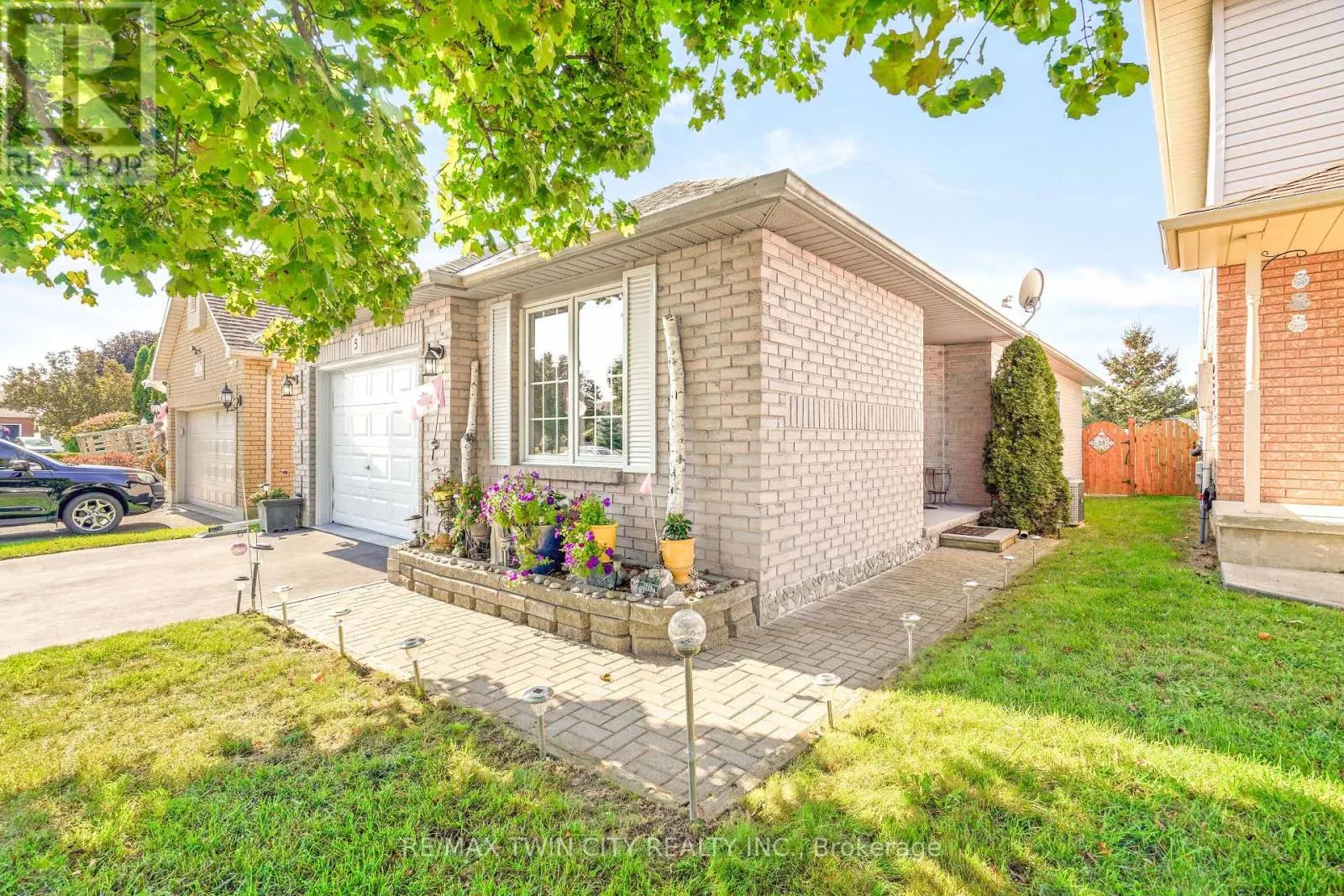 5 ANASTASIA CRESCENT