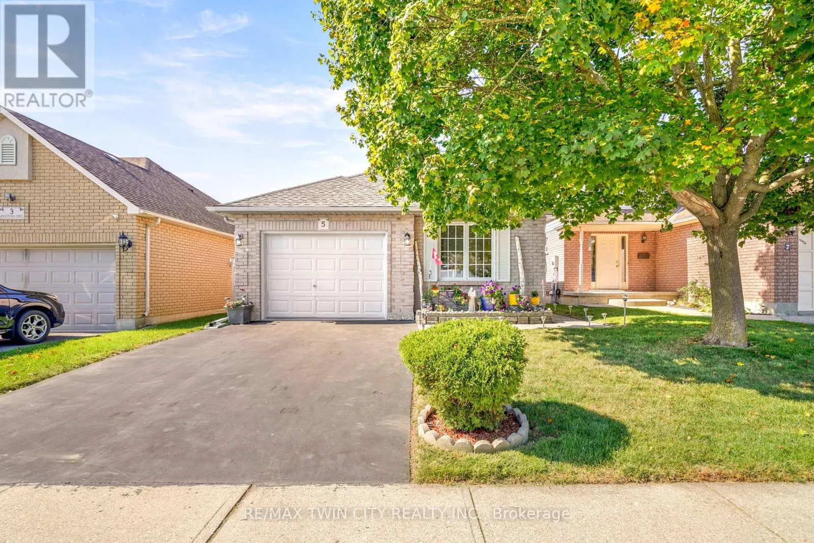 5 ANASTASIA CRESCENT