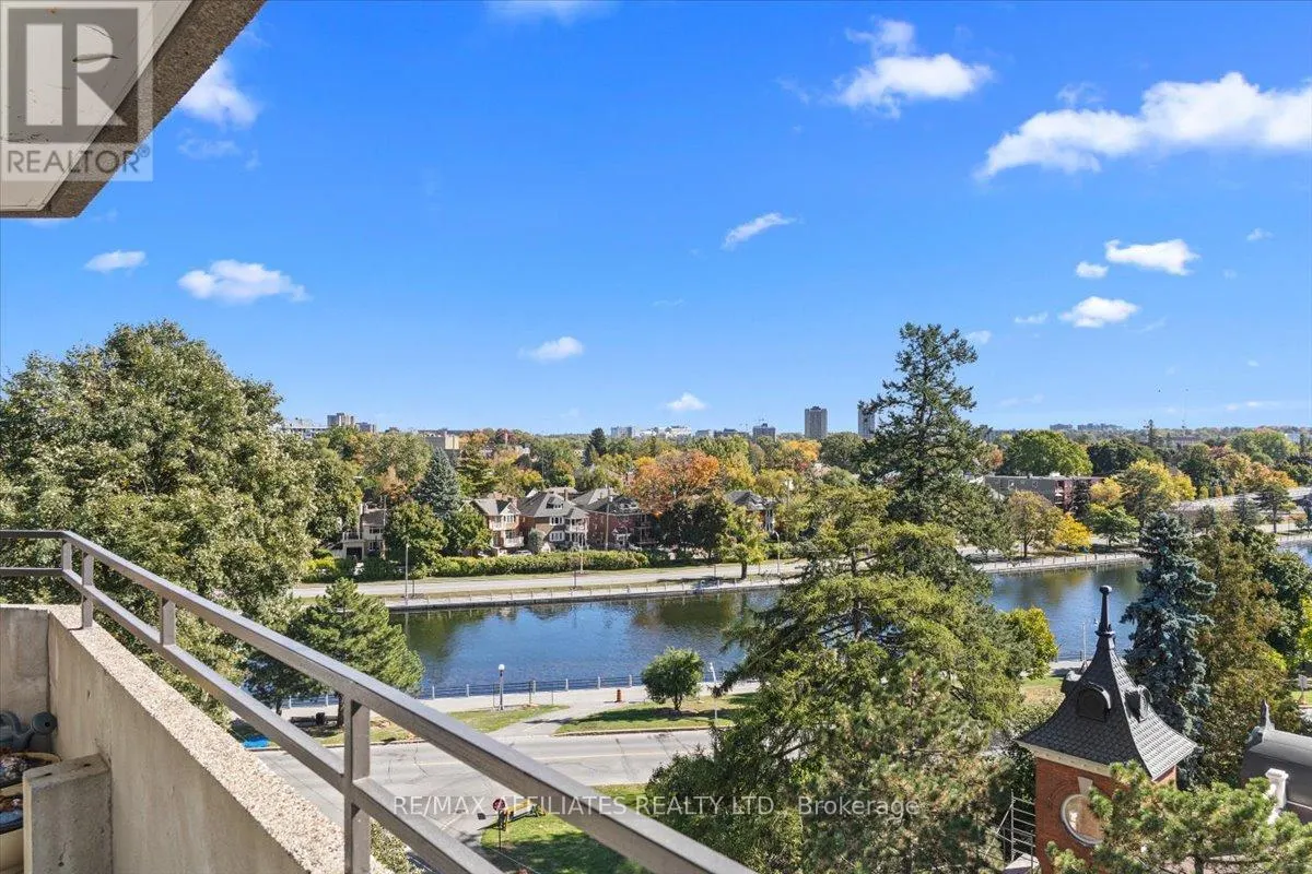 7D - 300 QUEEN ELIZABETH DRIVE