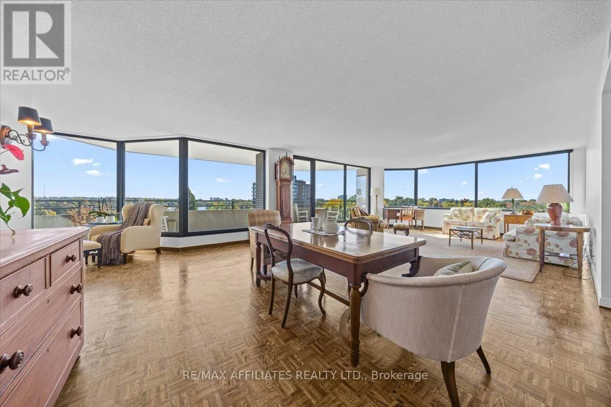 7D - 300 QUEEN ELIZABETH DRIVE