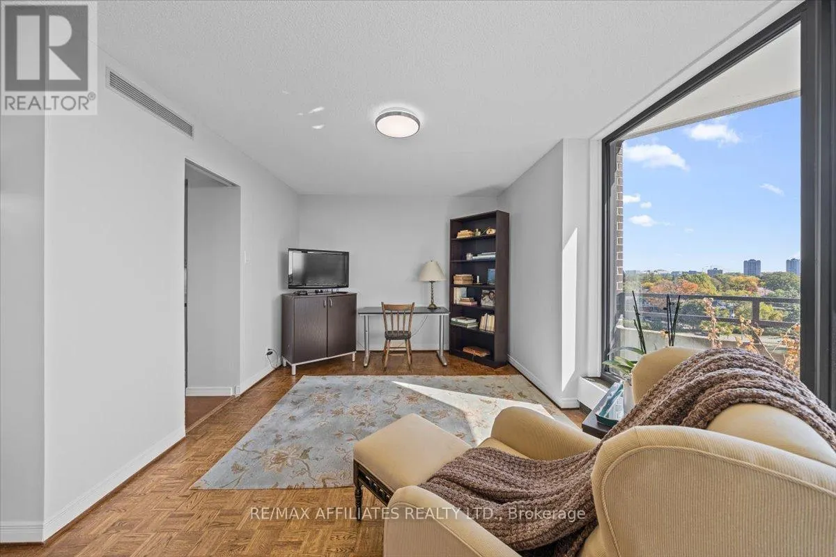 7D - 300 QUEEN ELIZABETH DRIVE