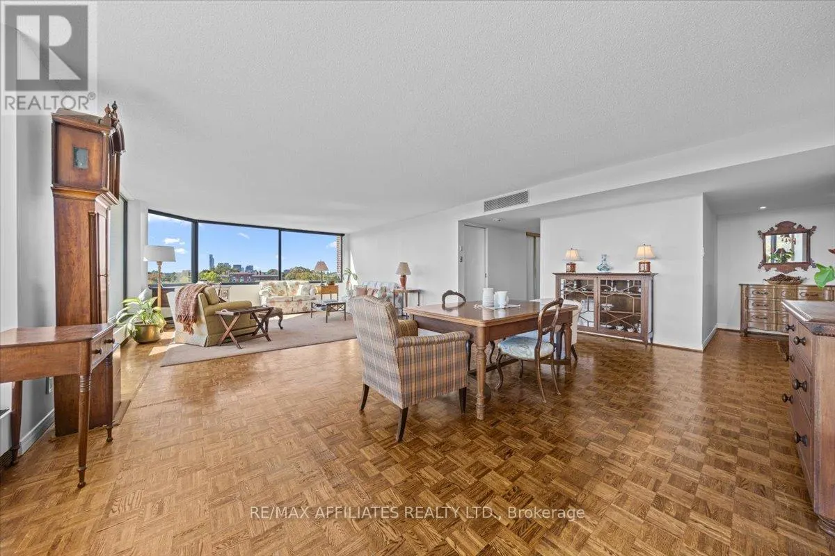 7D - 300 QUEEN ELIZABETH DRIVE