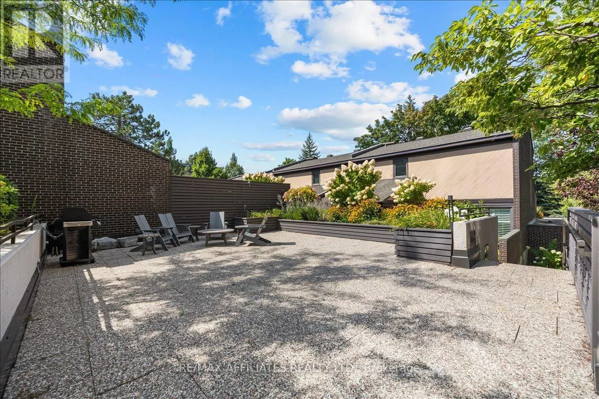 7D - 300 QUEEN ELIZABETH DRIVE