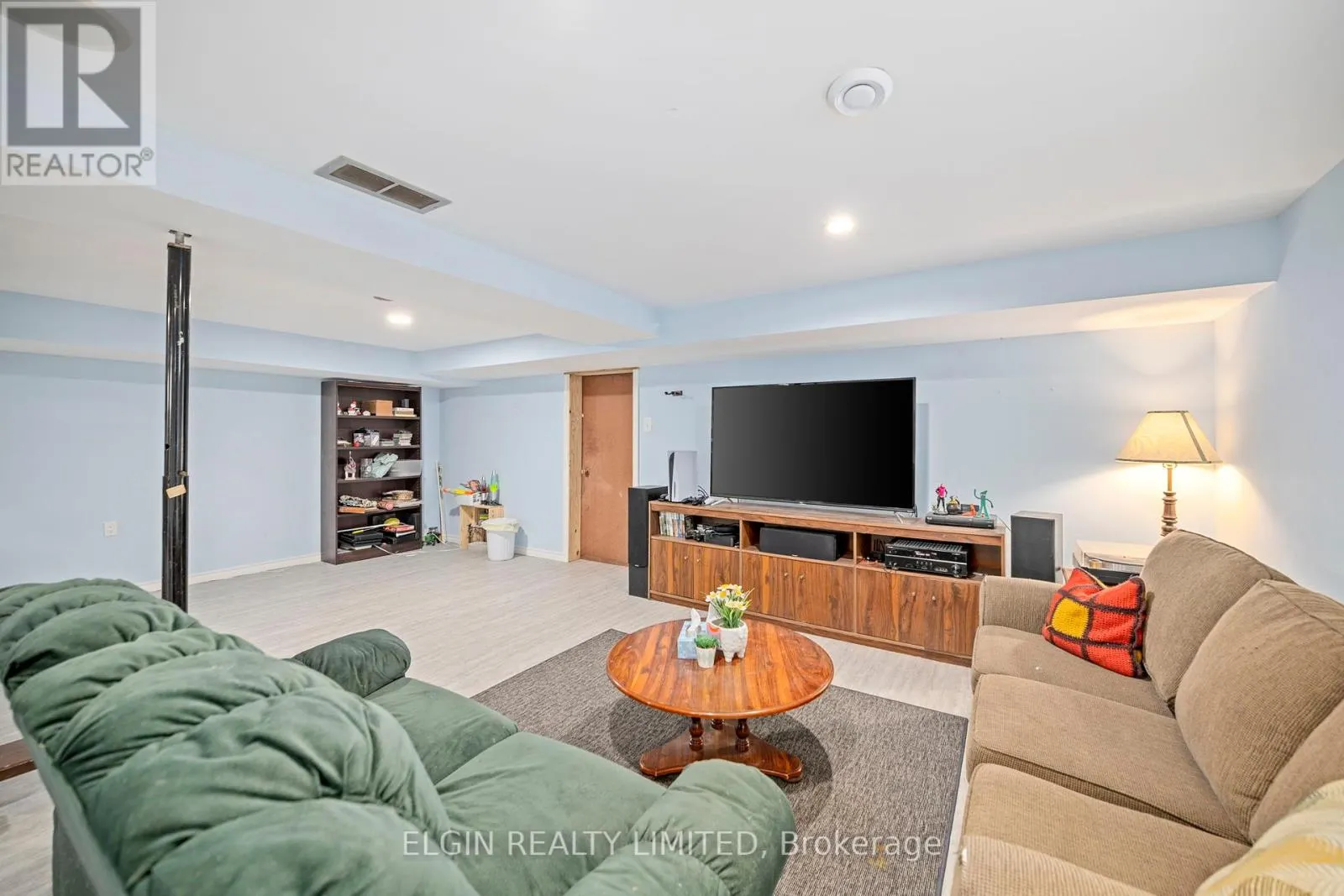 23 FARMINGTON CRESCENT