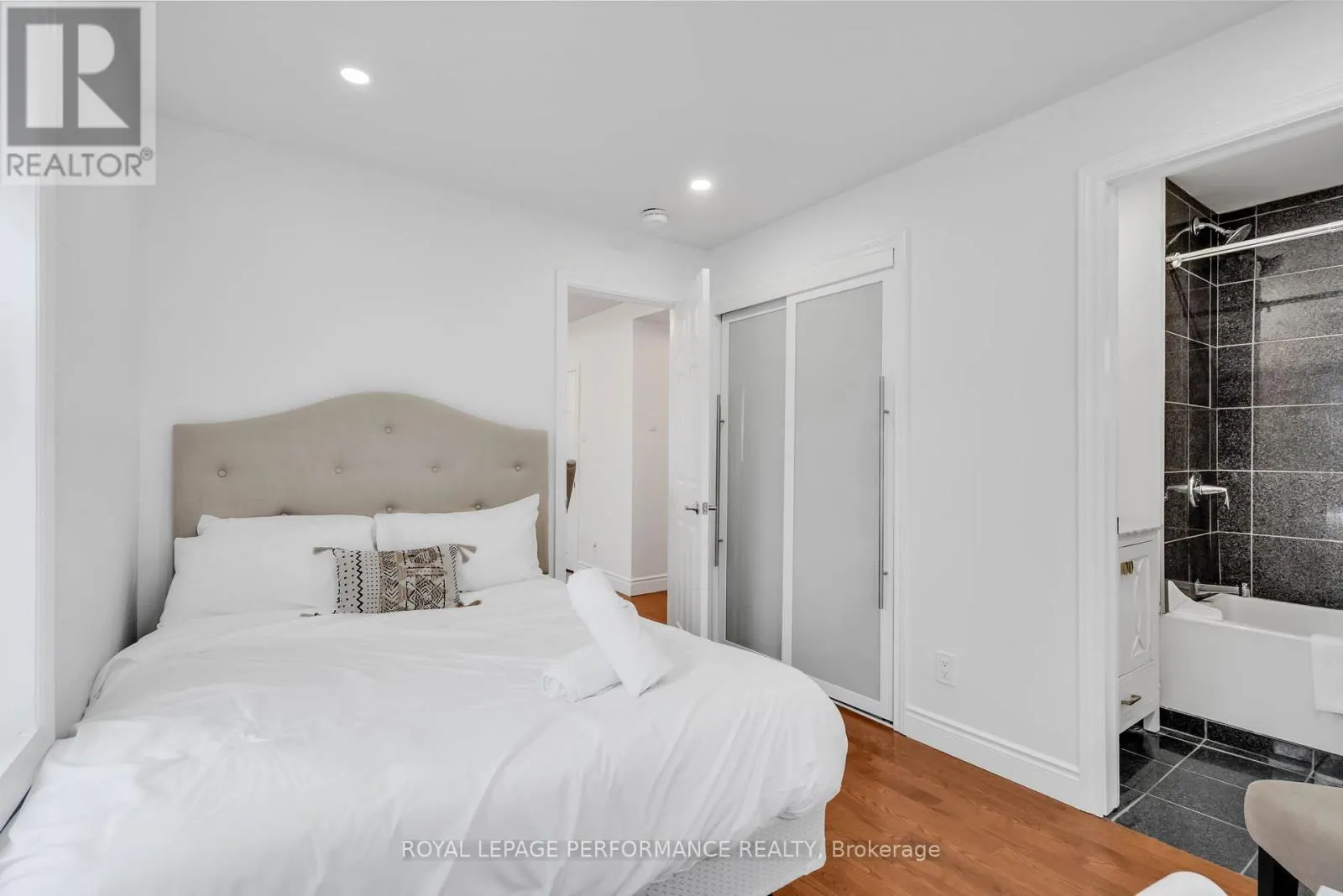 4 - 123 PAMILLA STREET