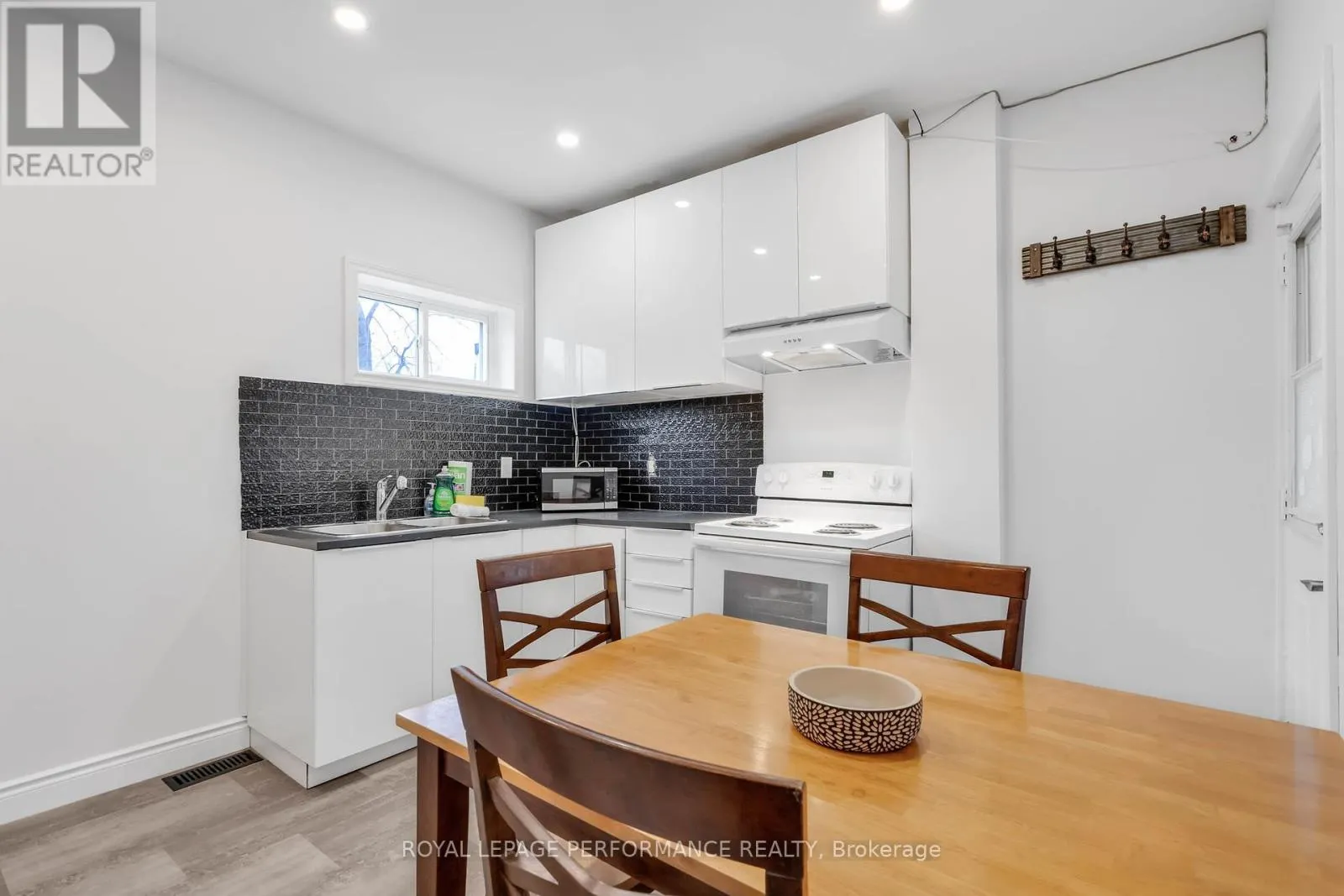 4 - 123 PAMILLA STREET